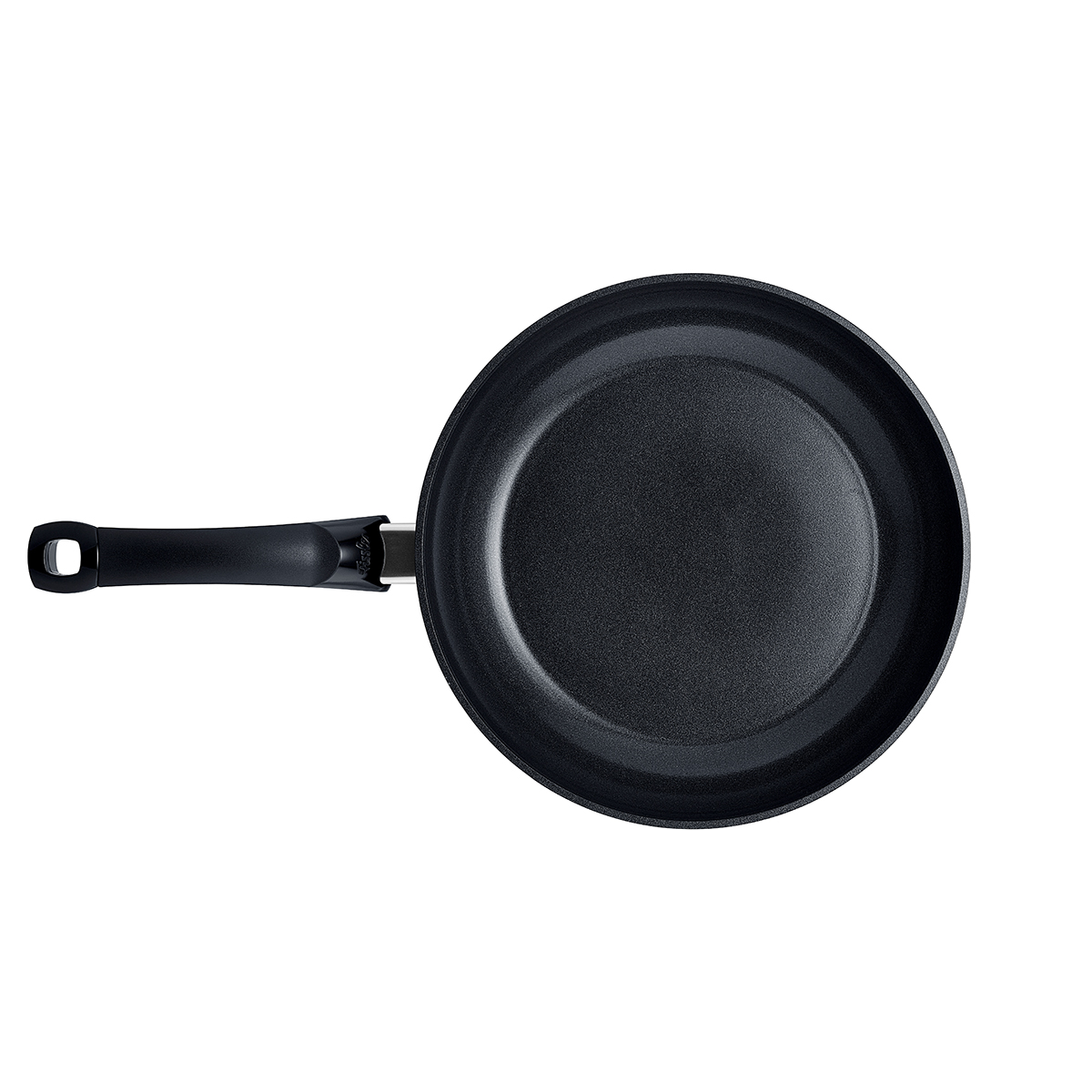 Padella nera, vista dall'alto, con manico nero. Sfondo bianco.