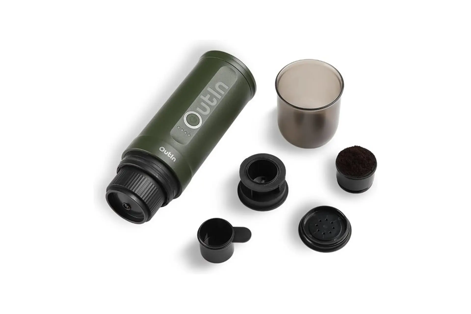 Groene draagbare koffiezetapparaat met accessoires, inclusief een kopje, en gemalen koffie op een witte achtergrond.