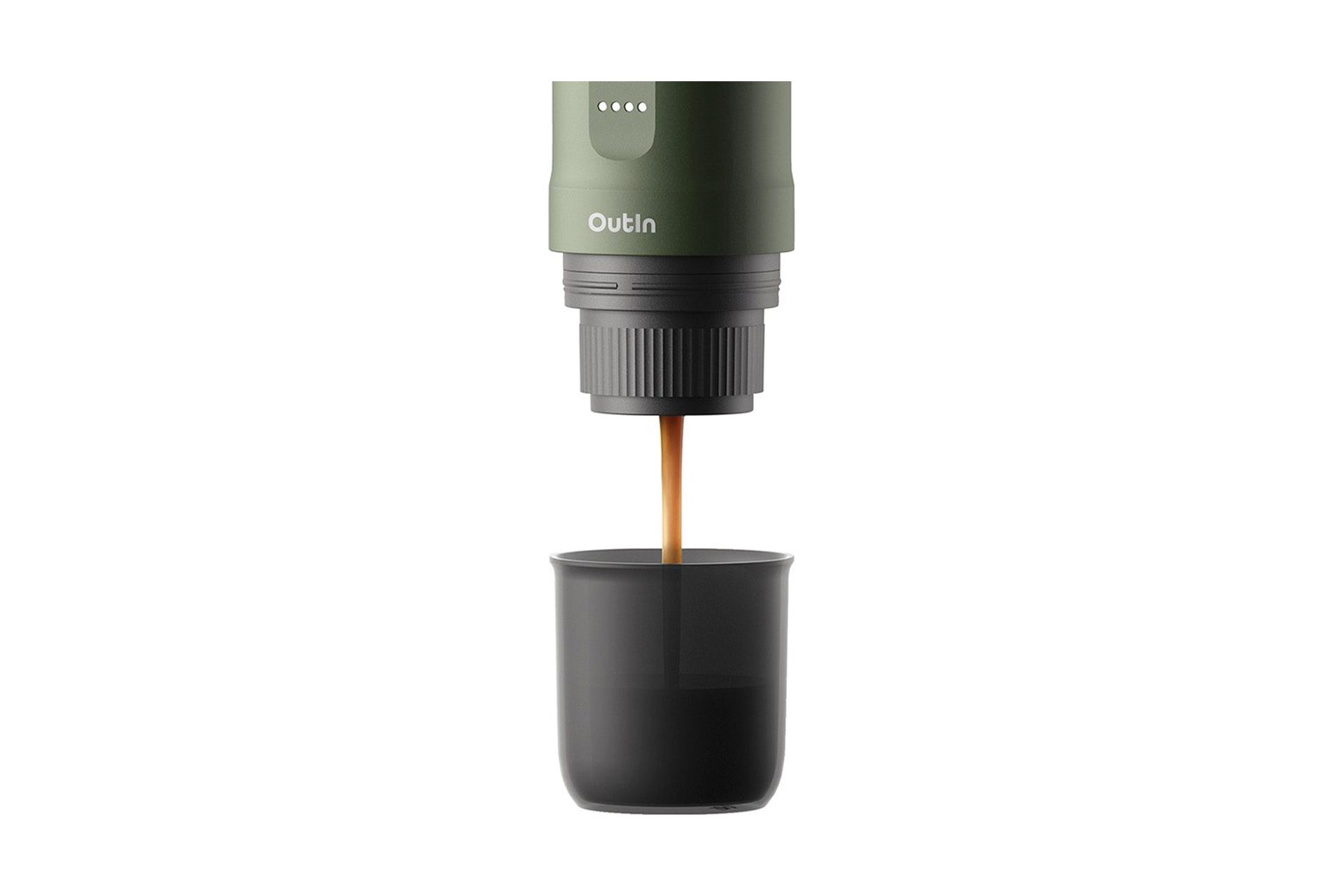 Een draagbare koffiezetter die koffie in een kopje giet. Olijfgroen en zwart. Witte achtergrond.