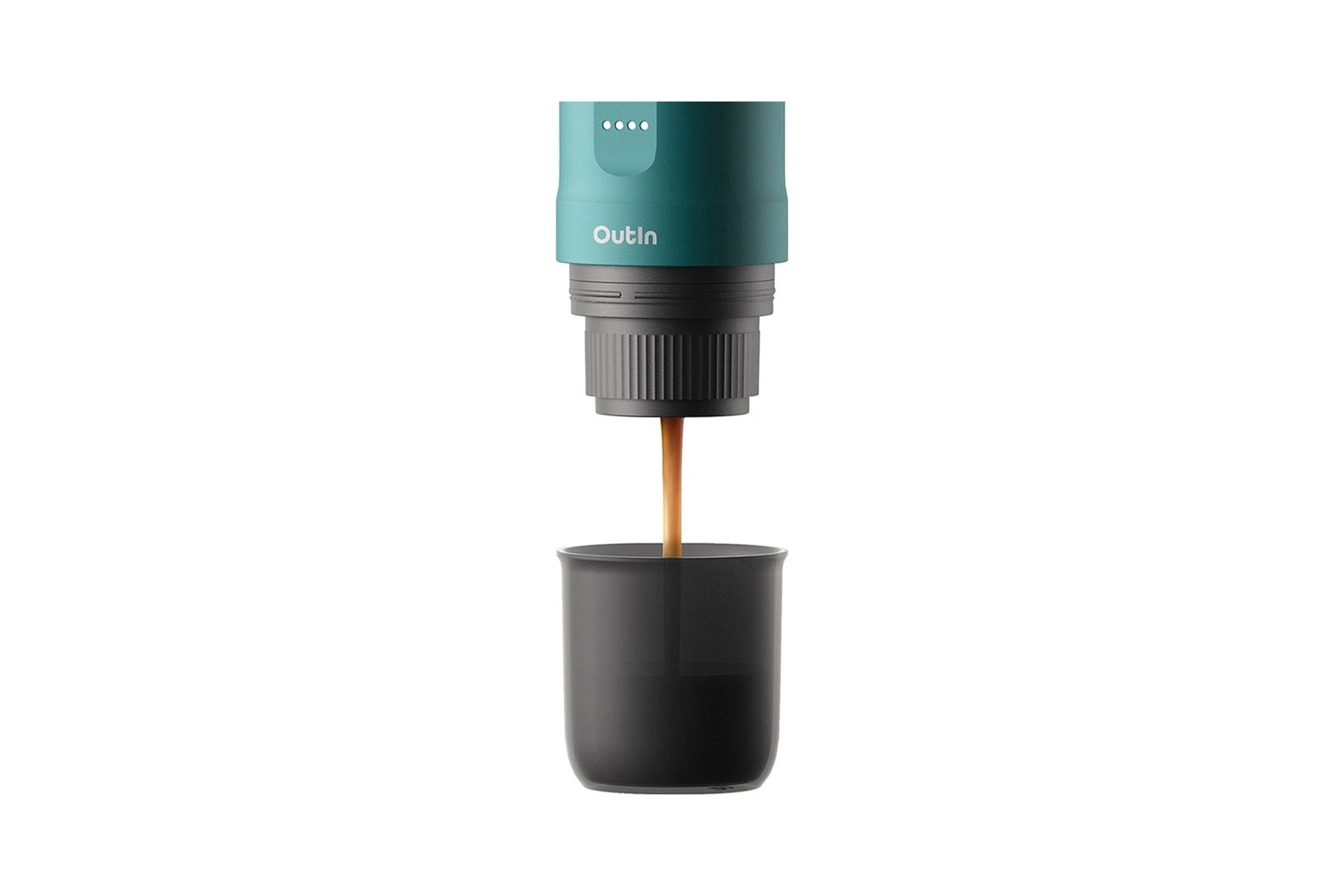 Een draagbare espressomaker die koffie in een zwarte beker doseert.