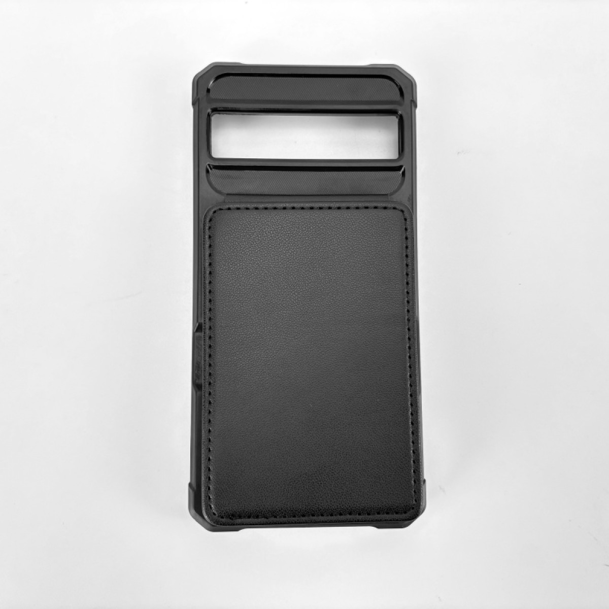 Una custodia per telefono nera con fessure per carte, una cornice strutturata e un pannello posteriore liscio simile alla pelle.
