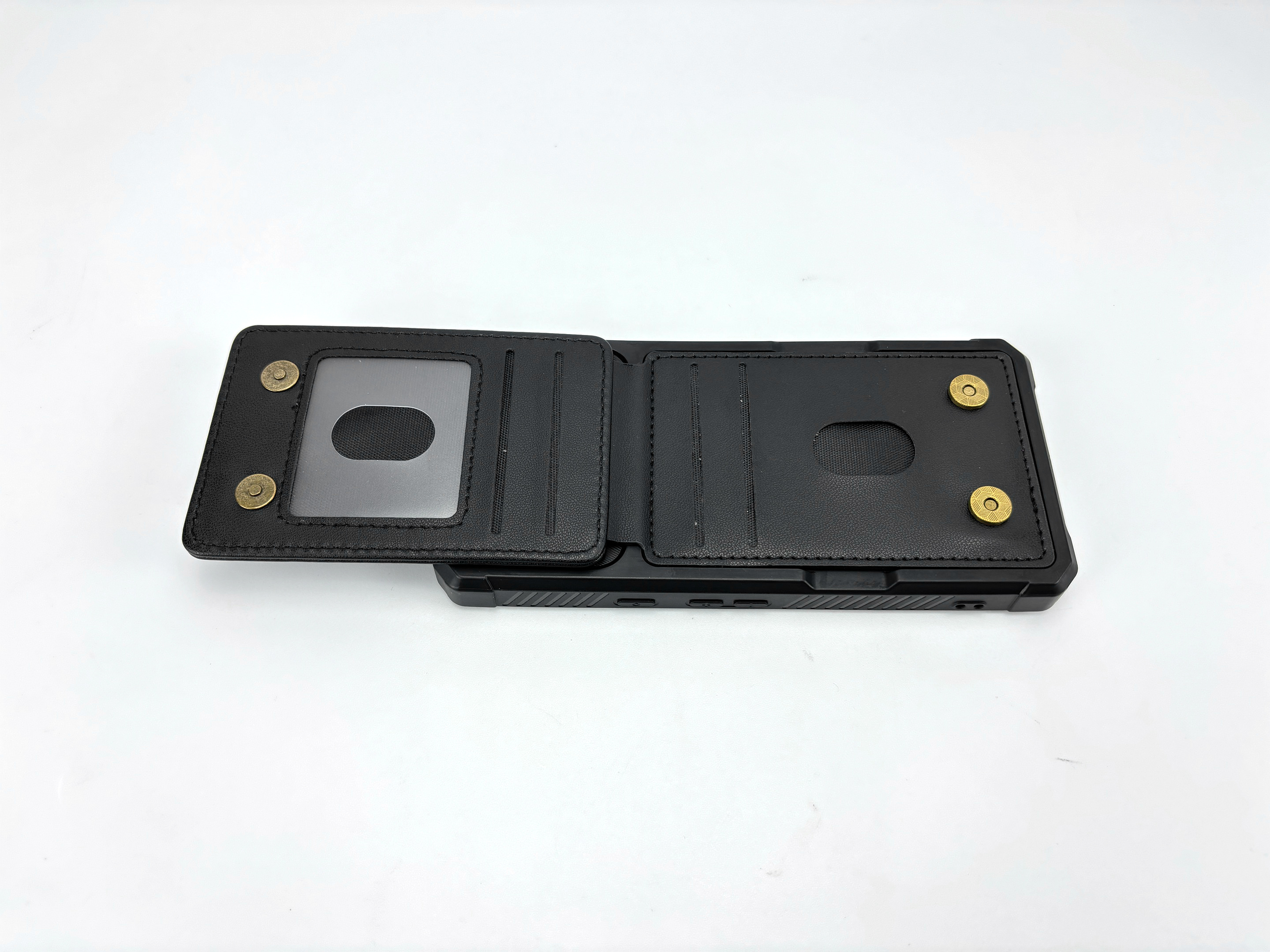 Custodia nera aperta con fessure per carte. Finestra trasparente e chiusure magnetiche visibili.