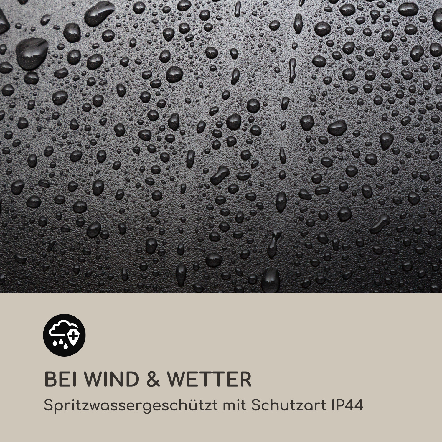 Nahaufnahme einer schwarzen Oberfläche mit vielen Wassertropfen. Text unten lautet 'BEI WIND & WETTER'.