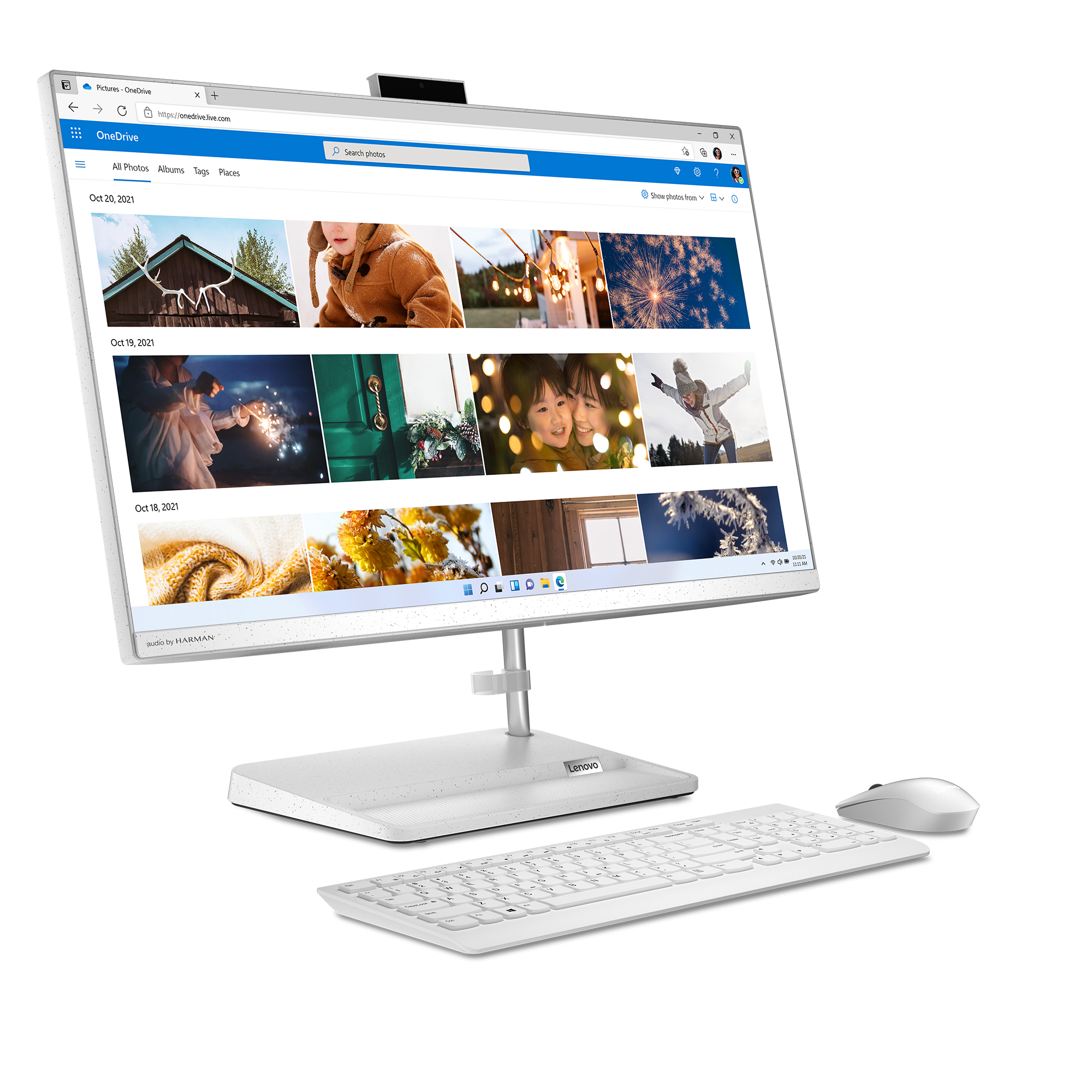 PC Lenovo todo en uno blanco con teclado y ratón, mostrando un sitio web en la pantalla.