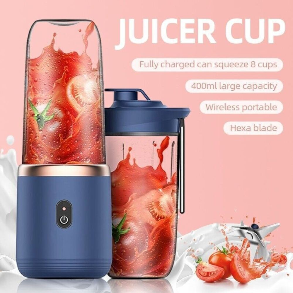 Entsafterbecher mit roter Flüssigkeit, mit einer Entsaftermaschine. Blauer und weißer Hintergrund.