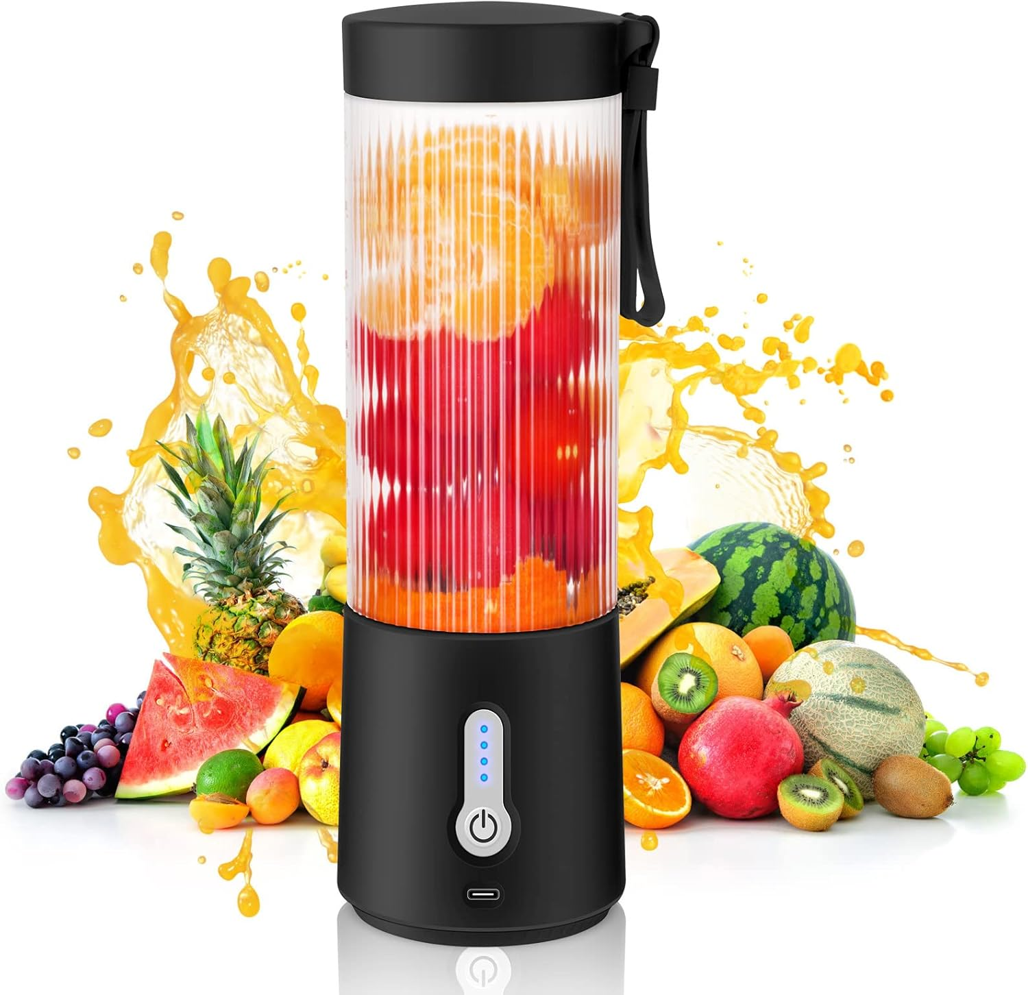 Tragbarer Mixer mit Früchten und schwarzem Sockel, umgeben von Früchten und Saftspritzern.