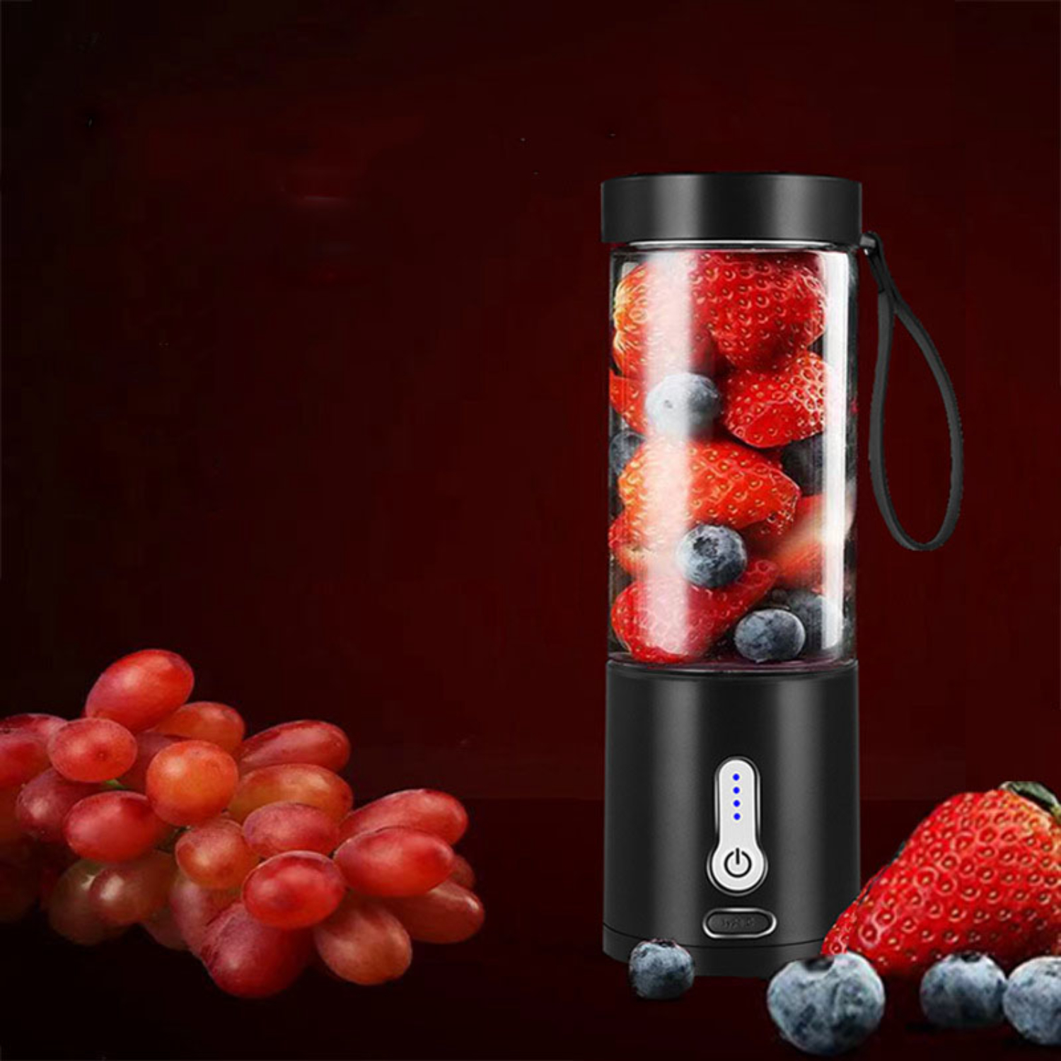 Ein Mixer mit Erdbeeren und Blaubeeren. Trauben links, eine Erdbeere rechts.