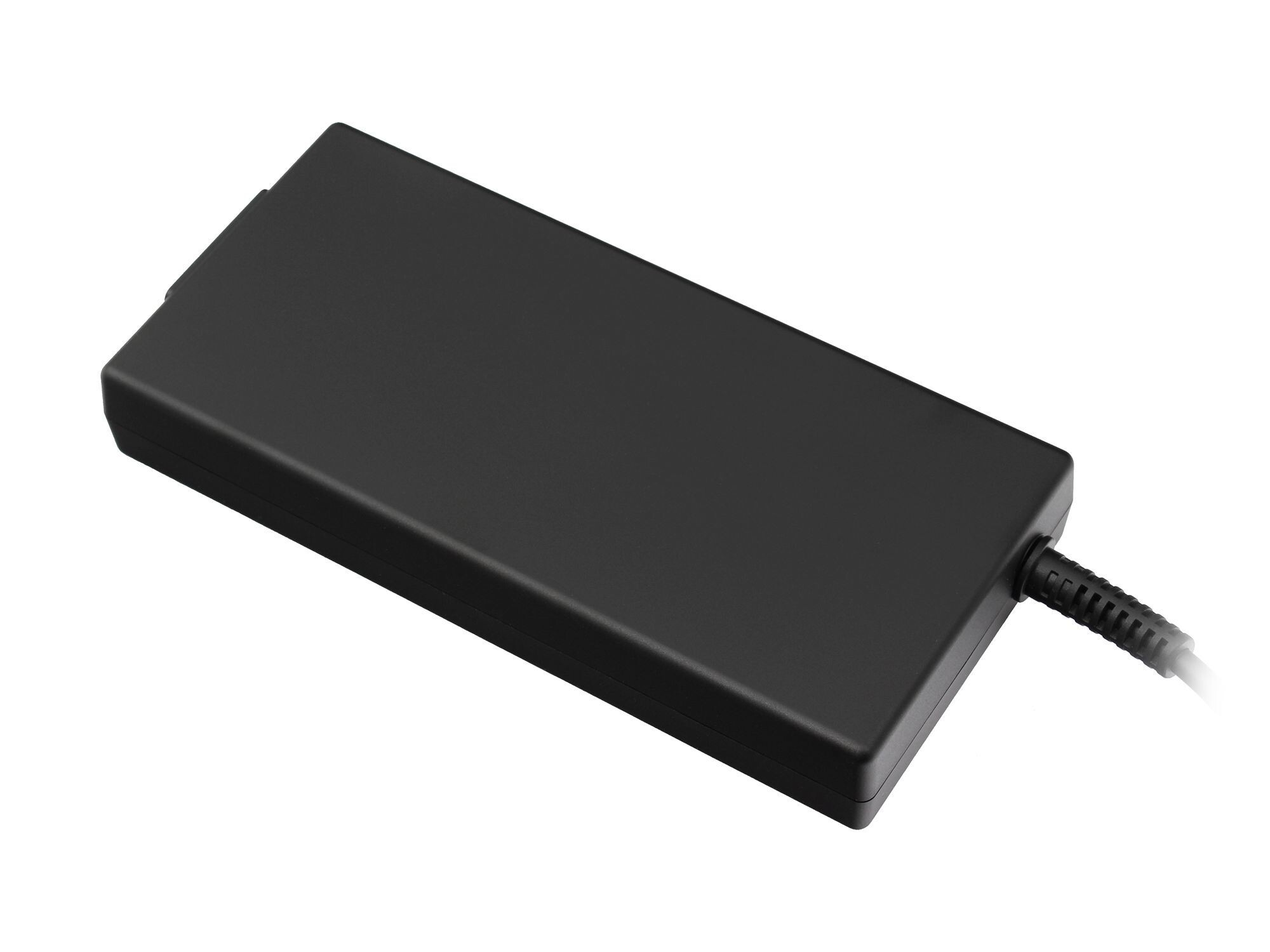 Ein schwarzes Laptop-Netzteil, rechteckig, mit angeschlossenem Netzkabel.