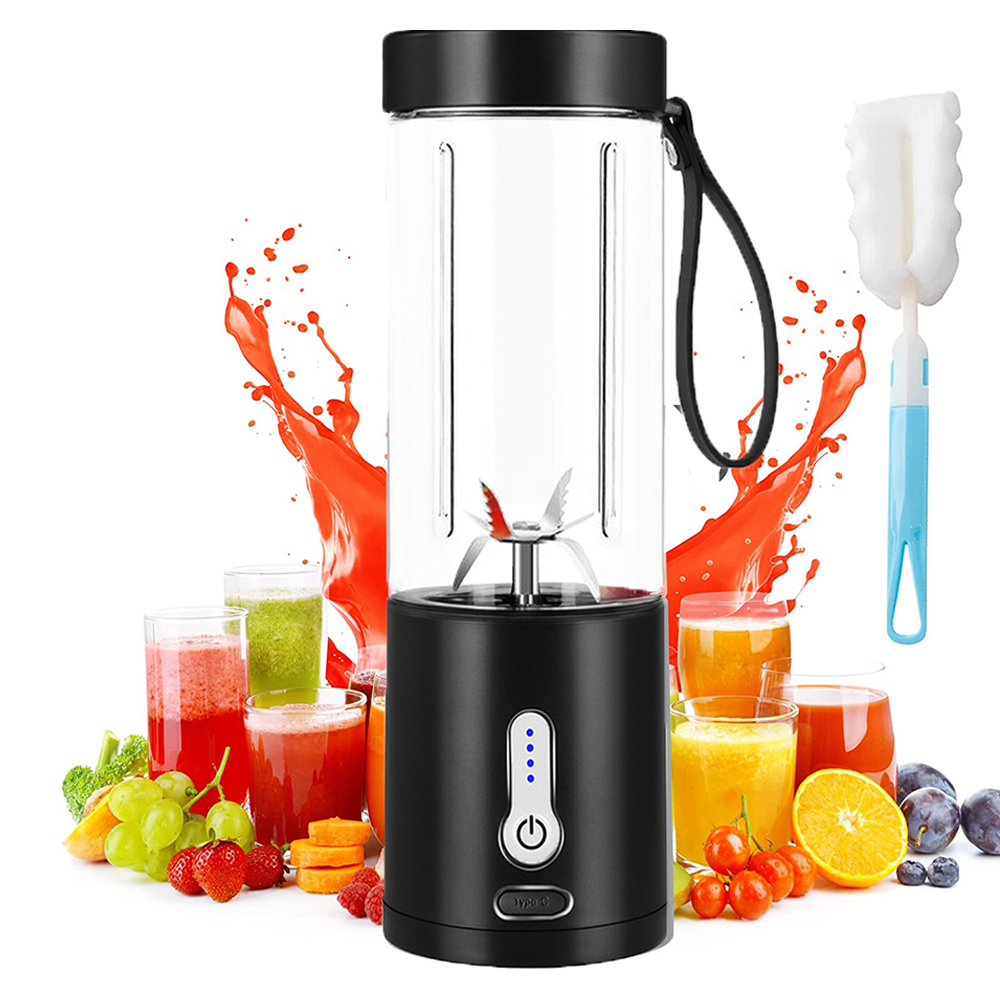 Schwarzer Mixer mit einem durchsichtigen Behälter und einer Bürste. Verschiedene Gläser mit Smoothies und Früchten im Hintergrund.