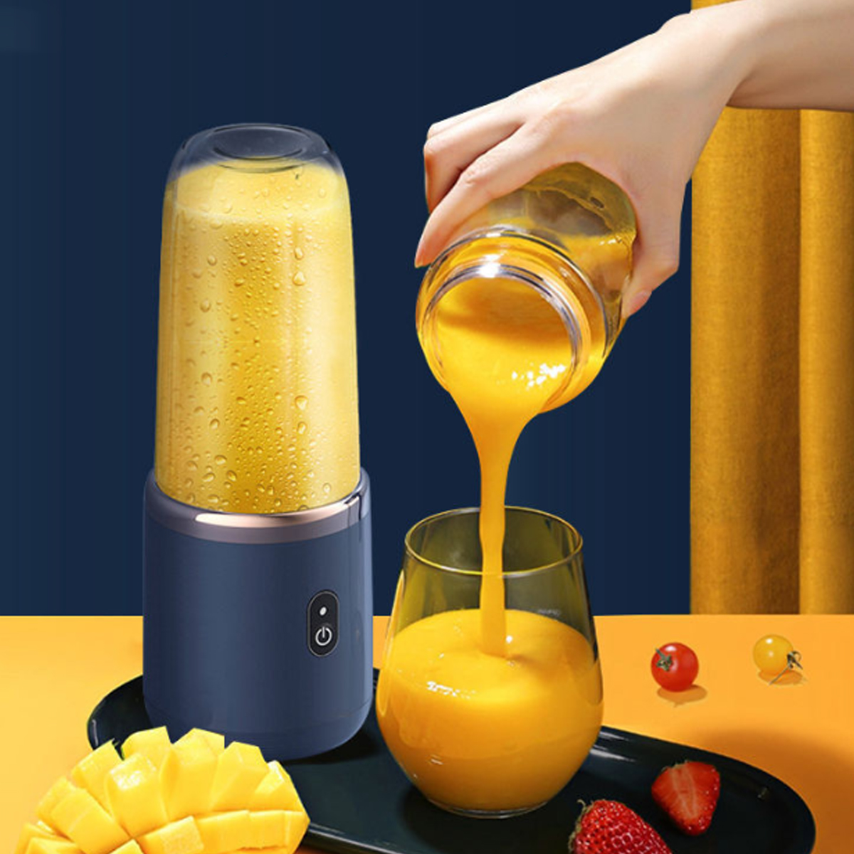 Mixer gießt Saft in ein Glas. Hand hält Glas. Oranger und gelber Hintergrund.
