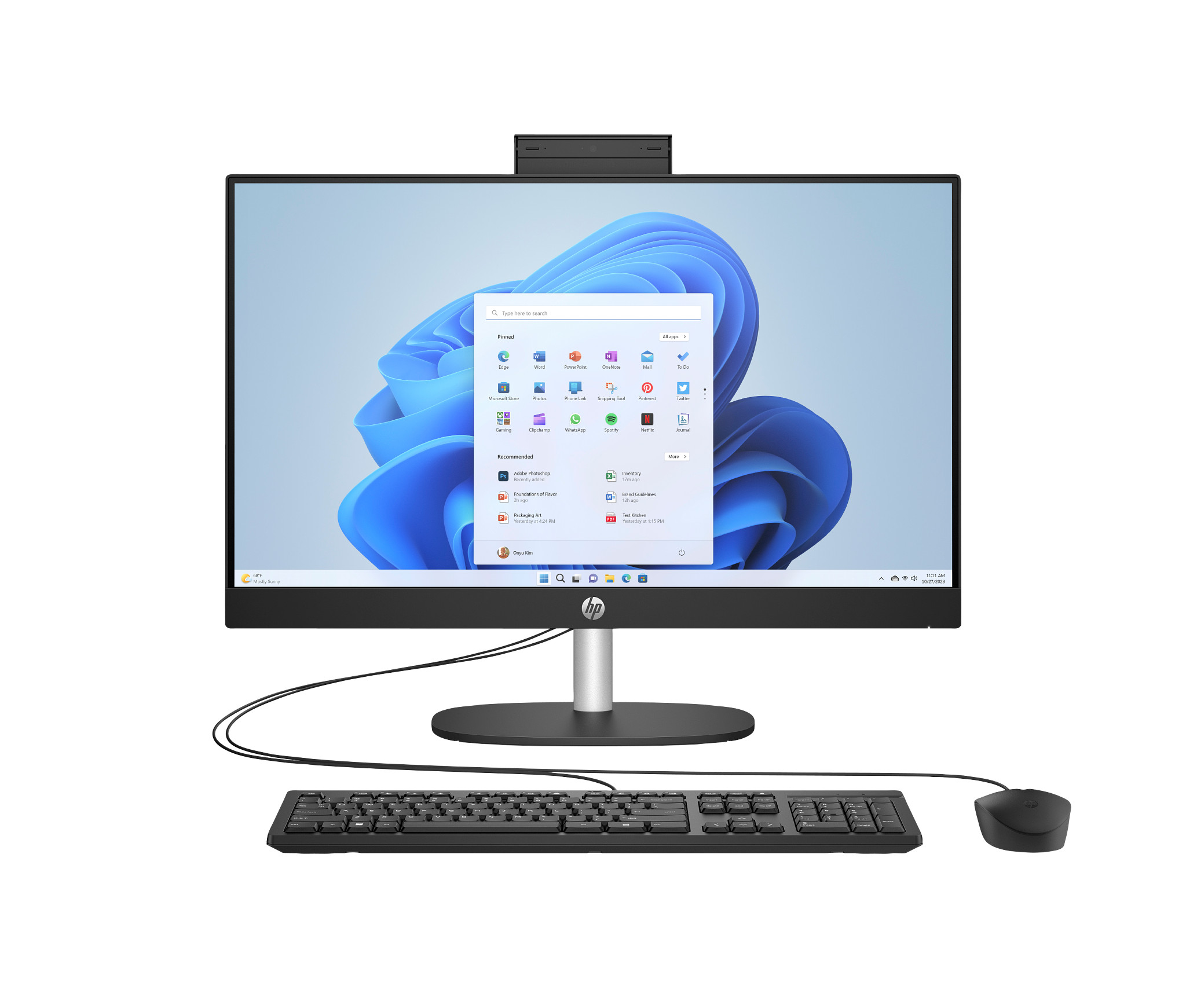 Komputer HP all-in-one z interfejsem Windows 11, klawiaturą i myszą.