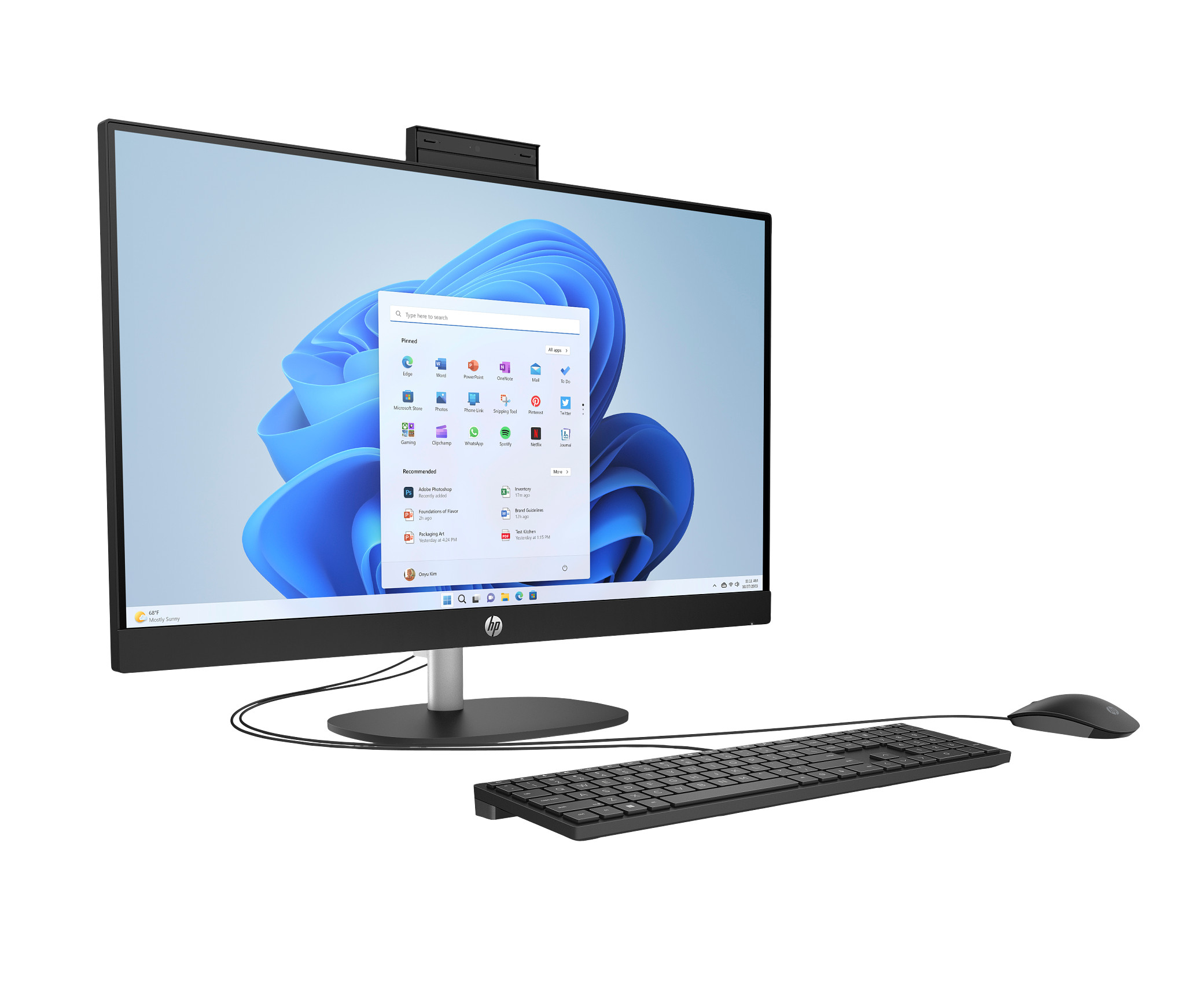 Komputer HP all-in-one z interfejsem Windows 11, z klawiaturą i myszą.