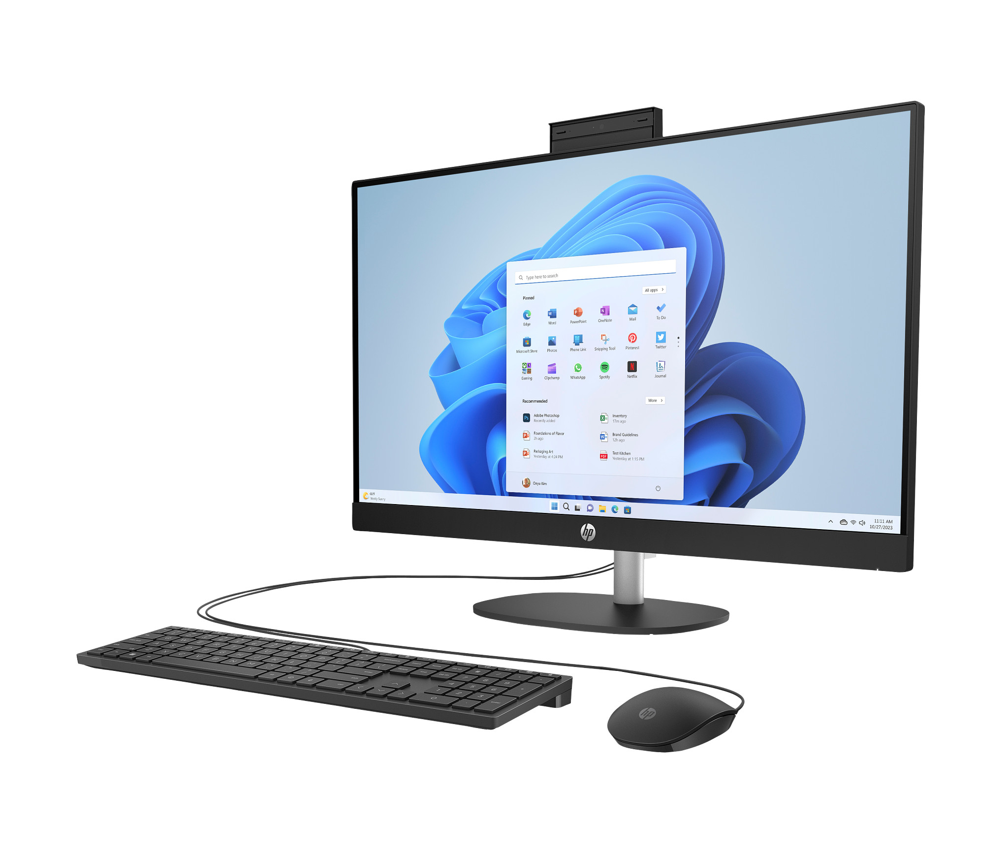 Komputer HP all-in-one z interfejsem Windows 11, czarną klawiaturą i myszą.