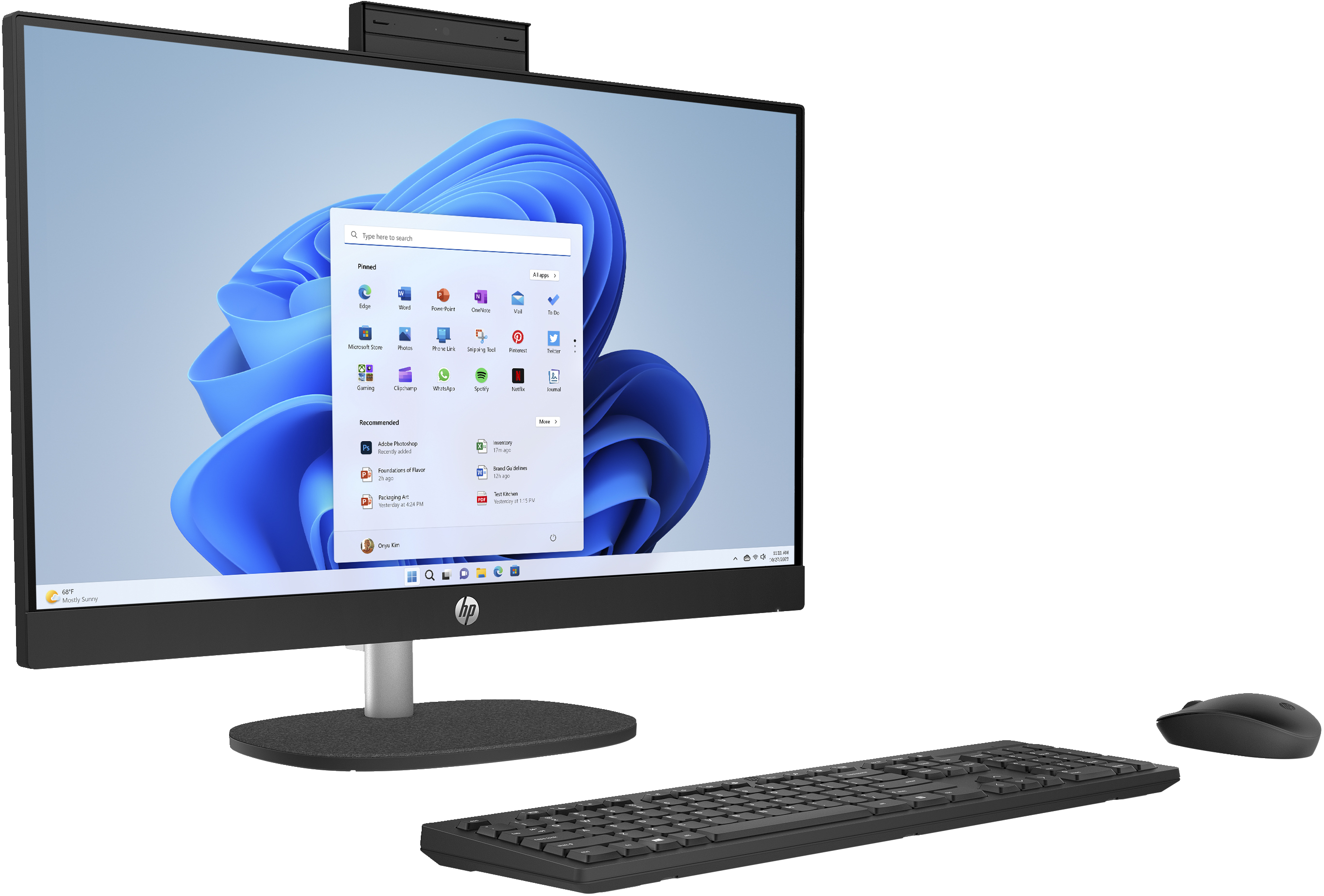 Een HP all-in-one computer met toetsenbord en muis. Het scherm toont de Windows 11 interface.