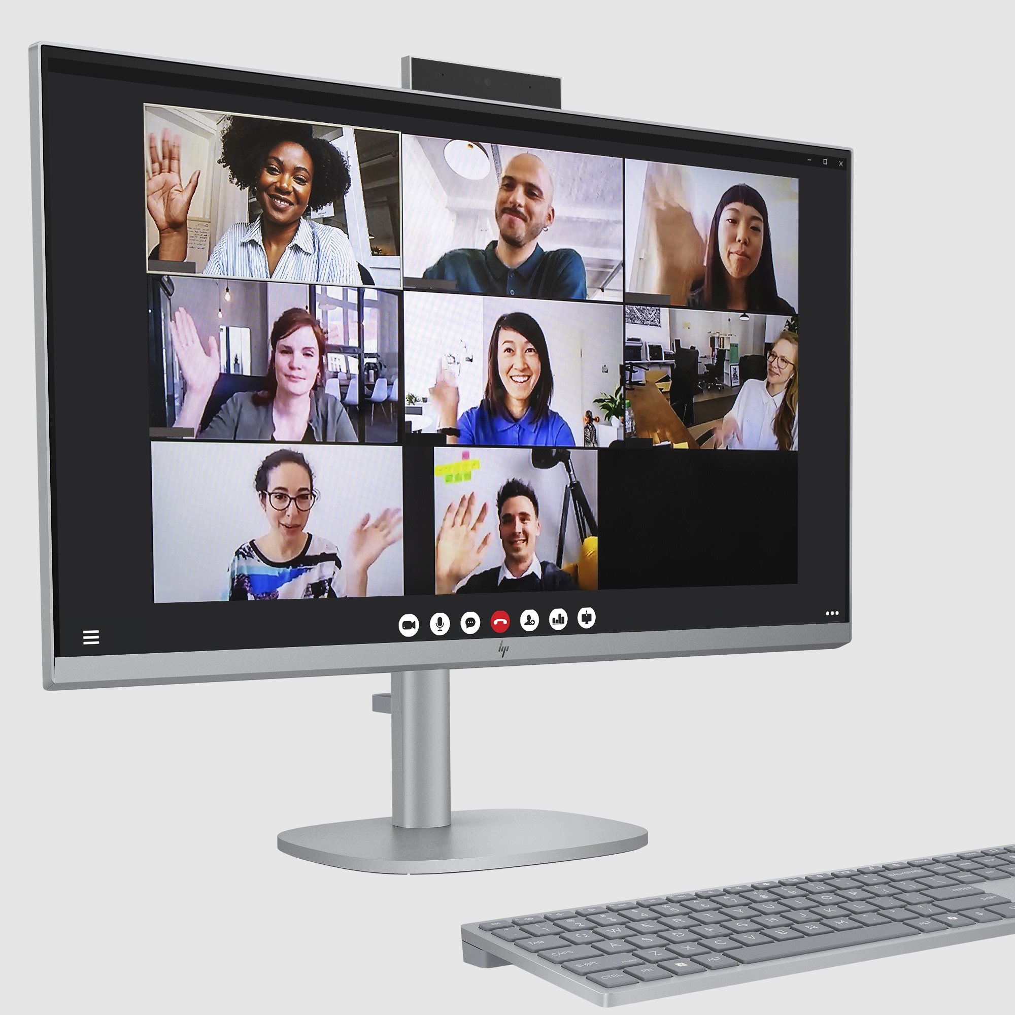 HP All-in-One-PC-Bildschirm, der einen Videoanruf zeigt. 8 Personen auf dem Bildschirm. Grauer Rahmen und Ständer.