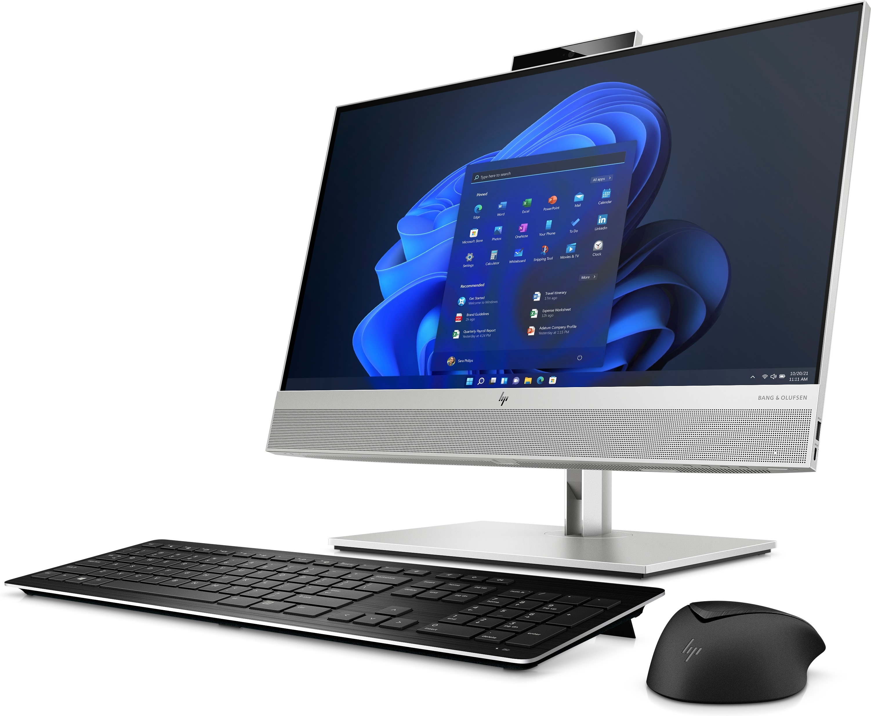Computer HP all-in-one argento con tastiera e mouse. Il display mostra l'interfaccia di Windows 11.