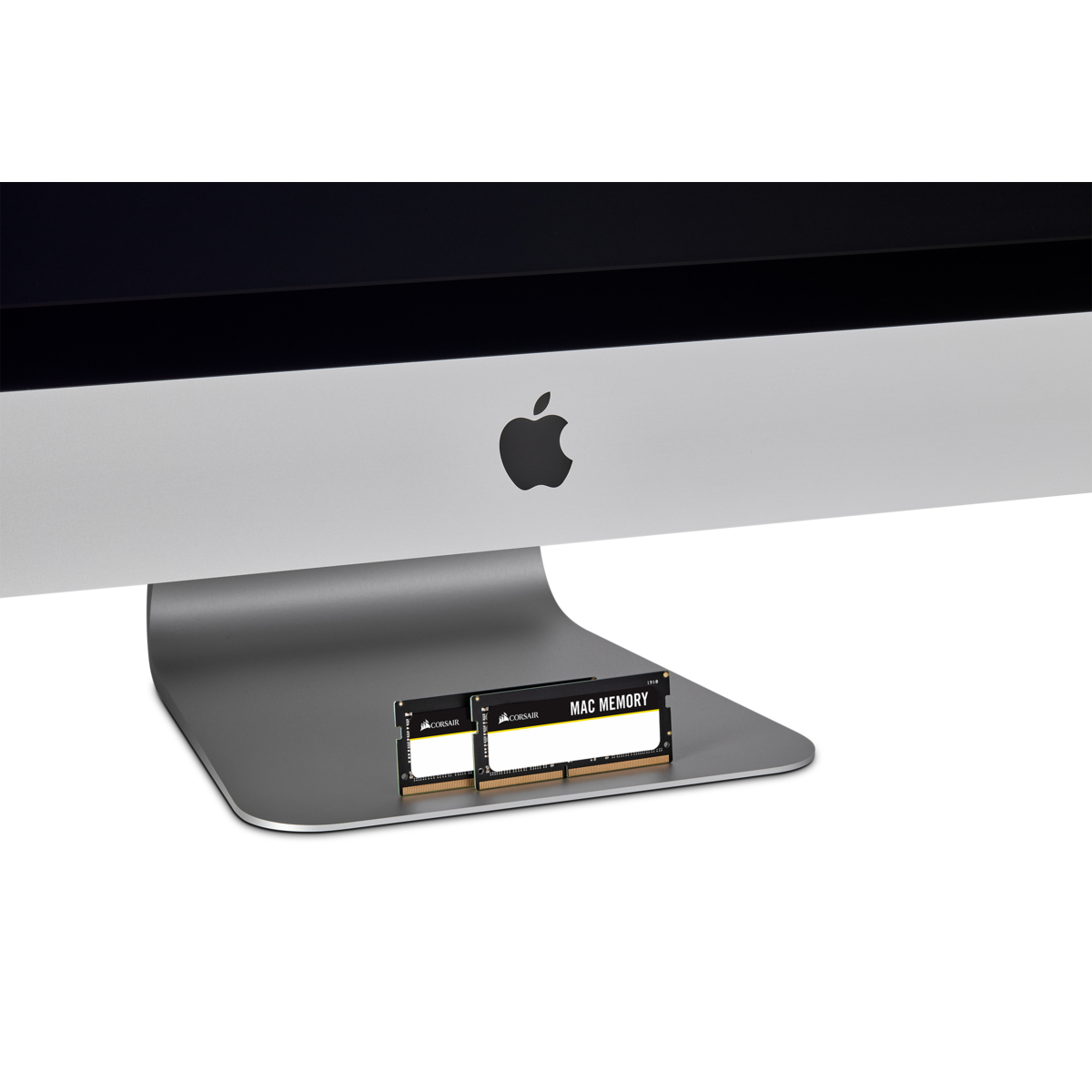 Srebrny monitor Apple z dwiema kartami Corsair Mac Memory umieszczonymi na podstawce.