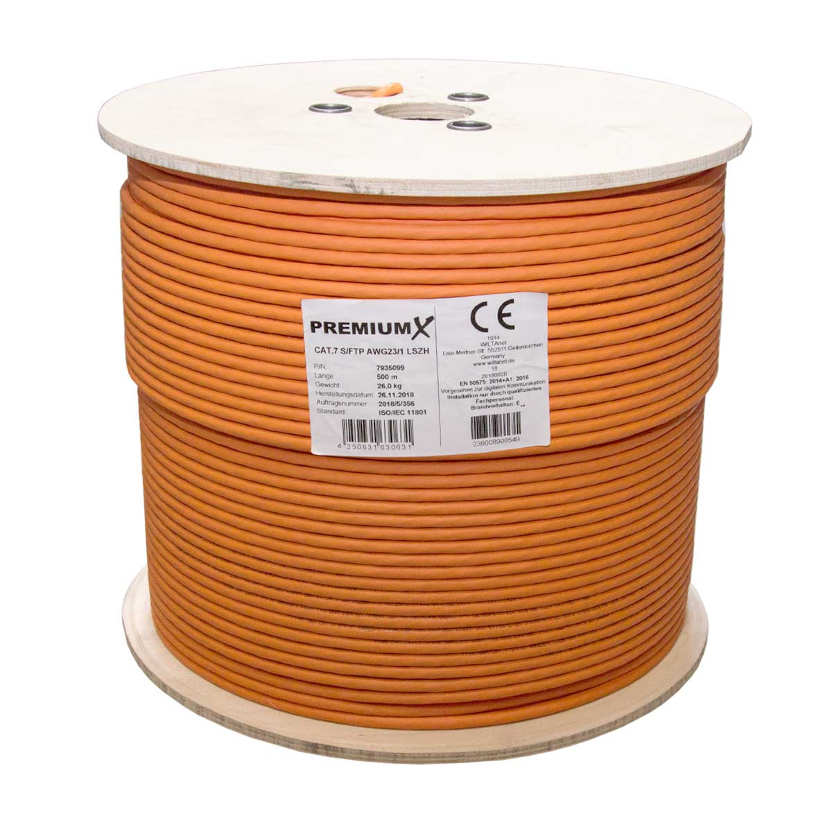Große Spule mit orangefarbenem Kabel mit Etiketten. Auf einer Holztrommel gewickelt, mit weißem Etikett.