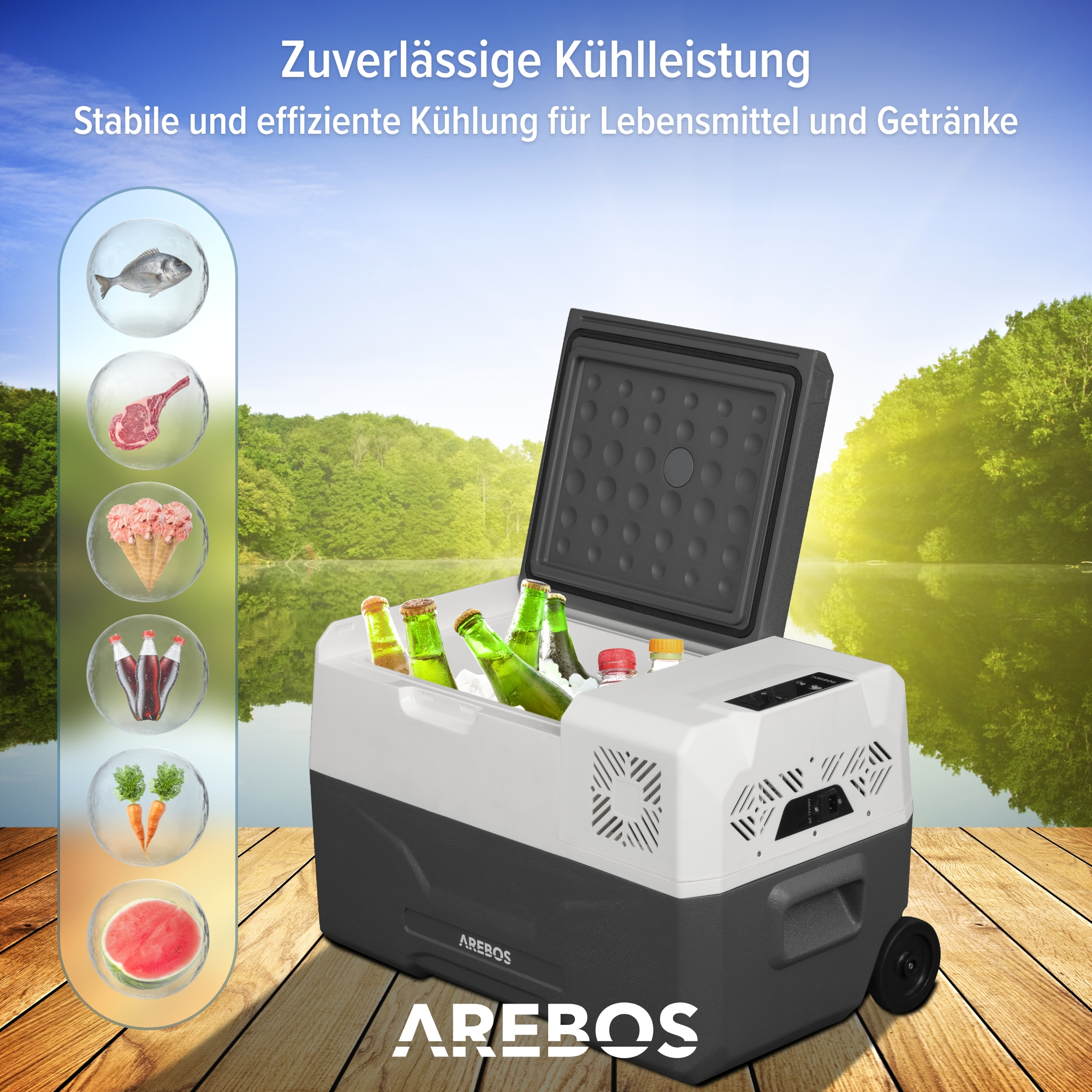 Tragbarer Kühlschrank mit offenem Deckel, gefüllt mit Flaschen und Dosen, auf Holzsteg.