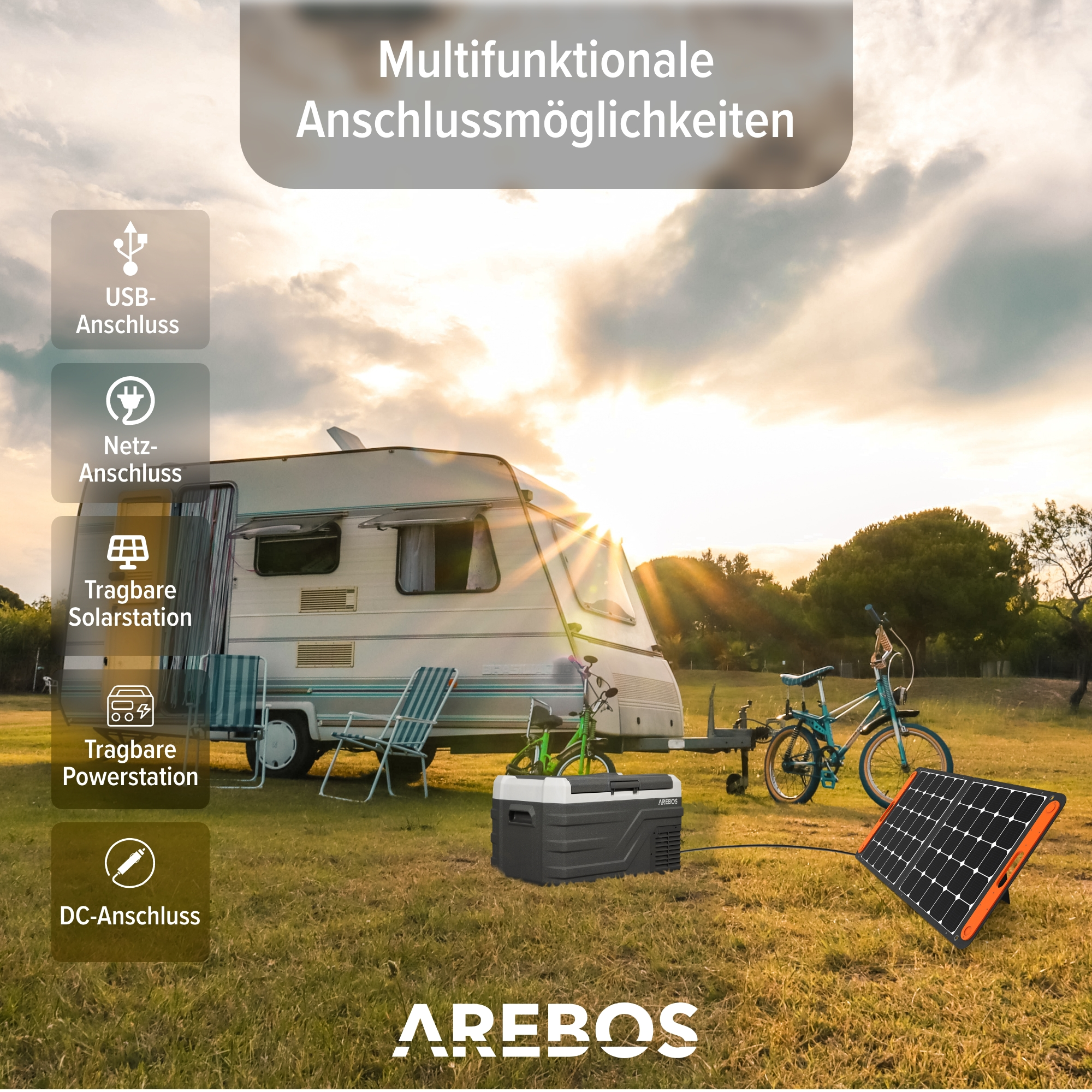 Solarpanel mit Anhänger, Wohnwagen, Fahrrädern und zusätzlichen Stromquellen auf einem Feld, Sonnenuntergang.