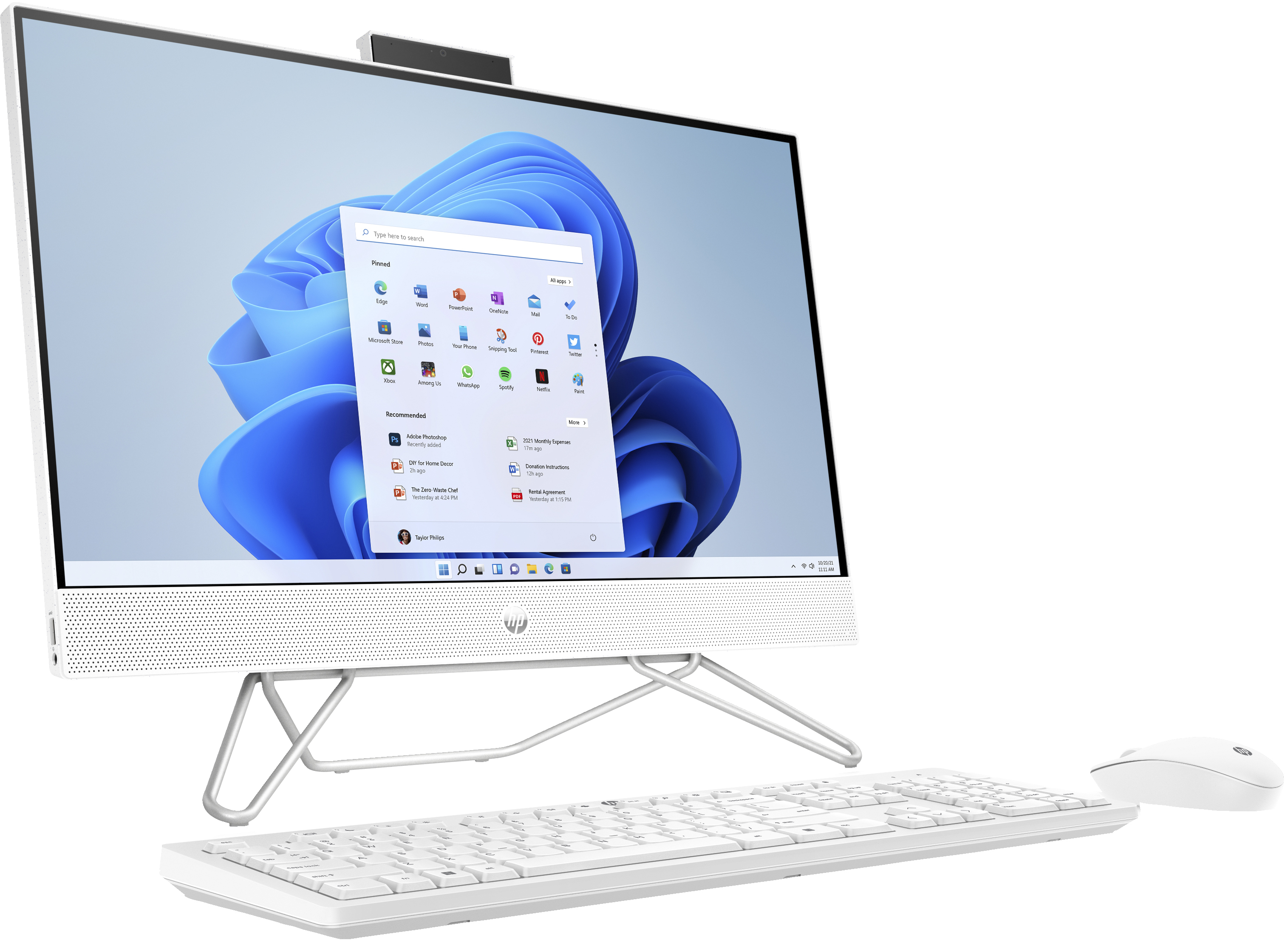 Biały komputer HP all-in-one z klawiaturą i myszą. Wyświetlany jest interfejs systemu Windows 11.