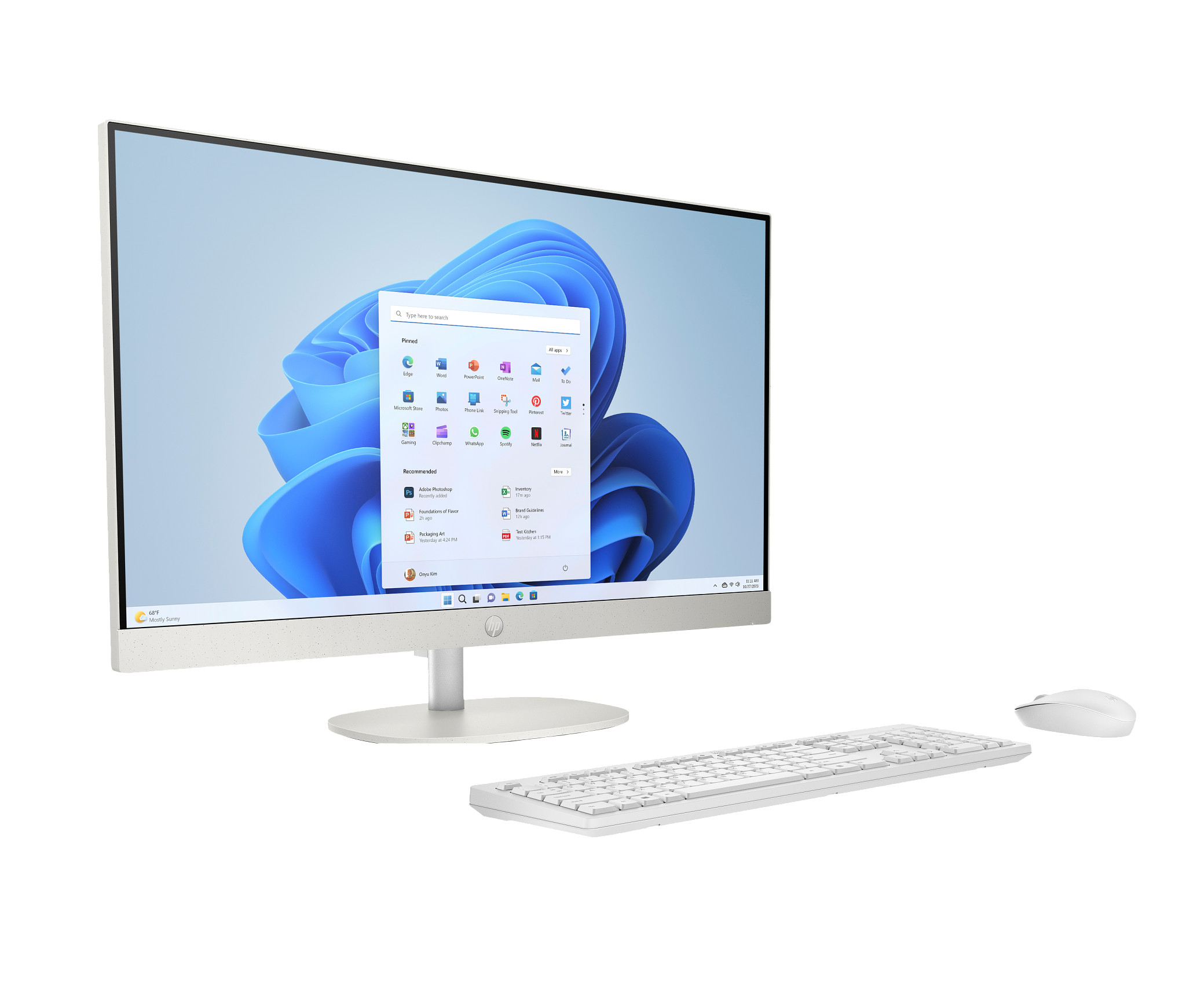 Komputer HP all-in-one z interfejsem Windows 11. Pokazano klawiaturę, mysz i białą podstawę.