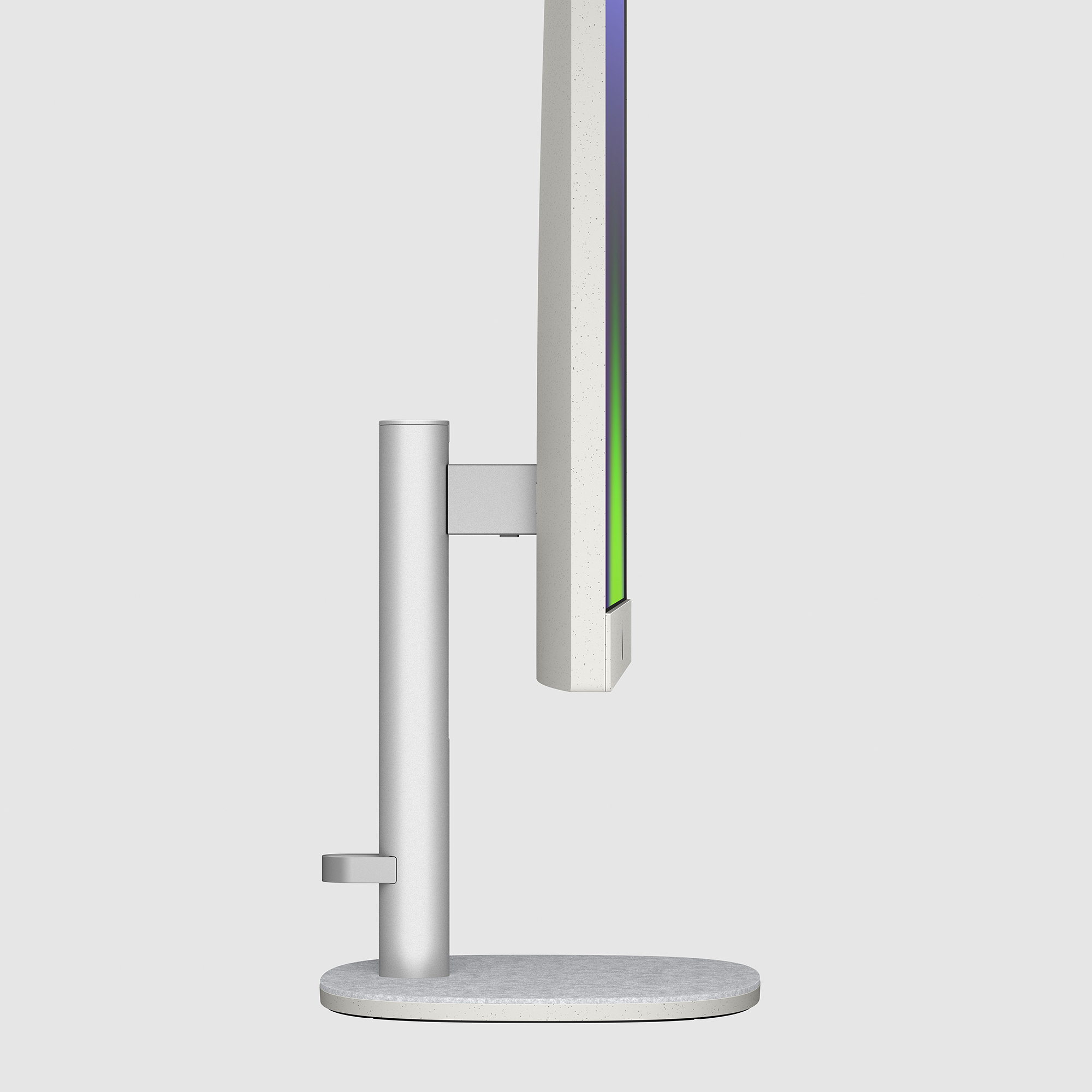 Widok z boku białego komputera all-in-one z ekranem, stojakiem i podstawą na jasnoszarym tle.