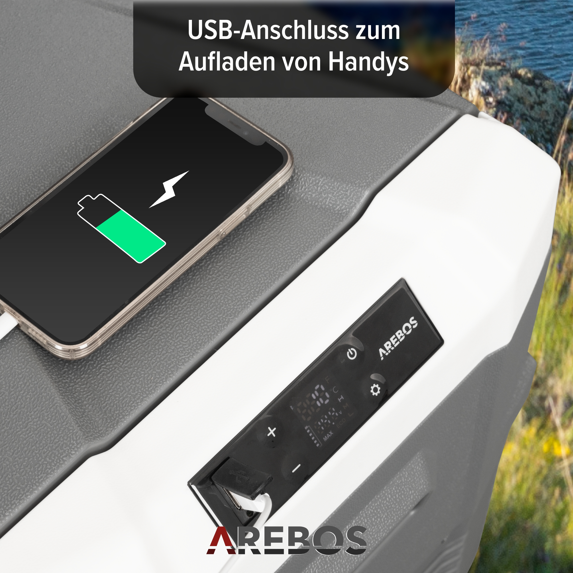 Tragbarer Kühlschrank mit einem Telefon, das über ein USB-Kabel geladen wird.