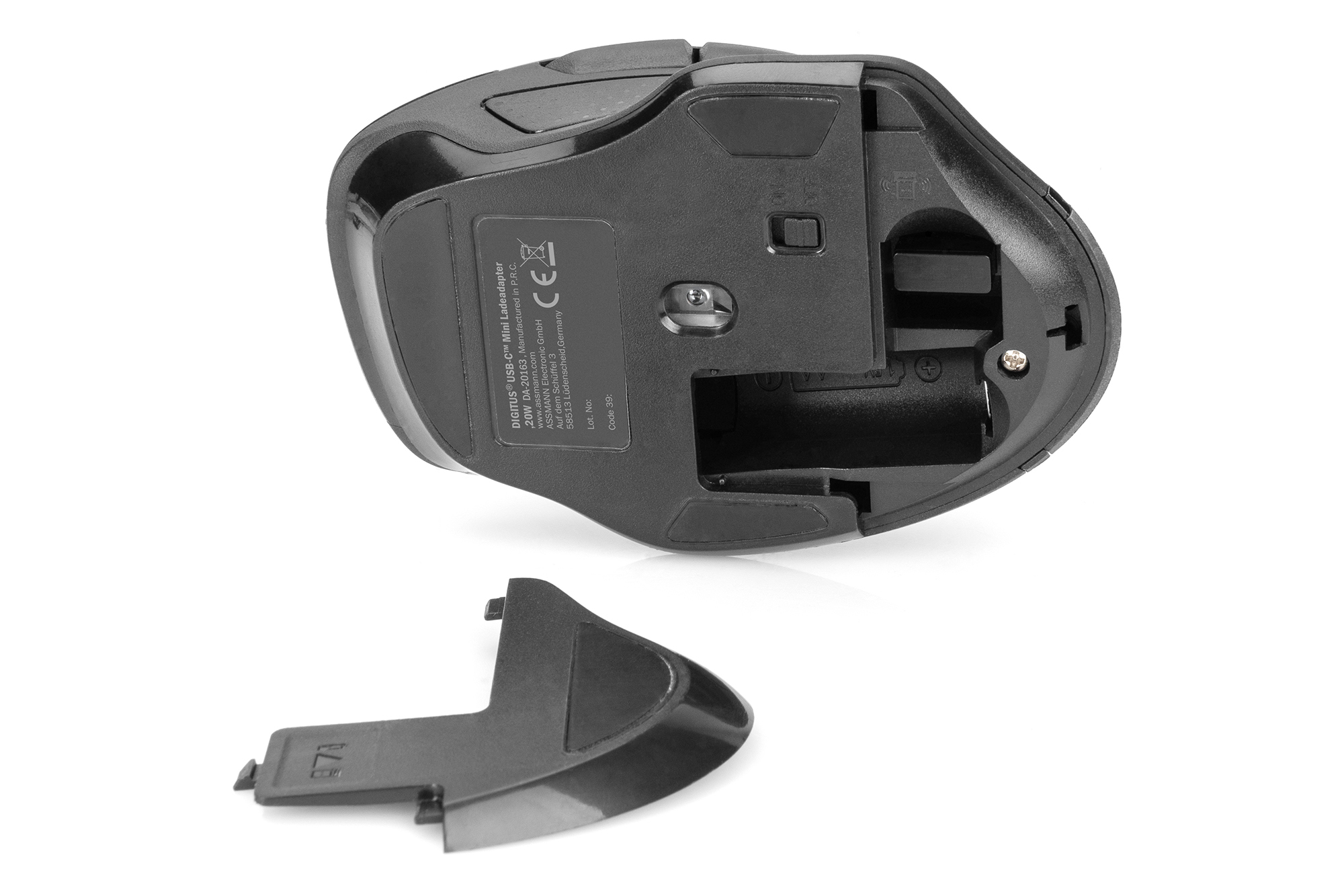 Vista inferiore di un mouse per computer nero con vano batteria aperto.