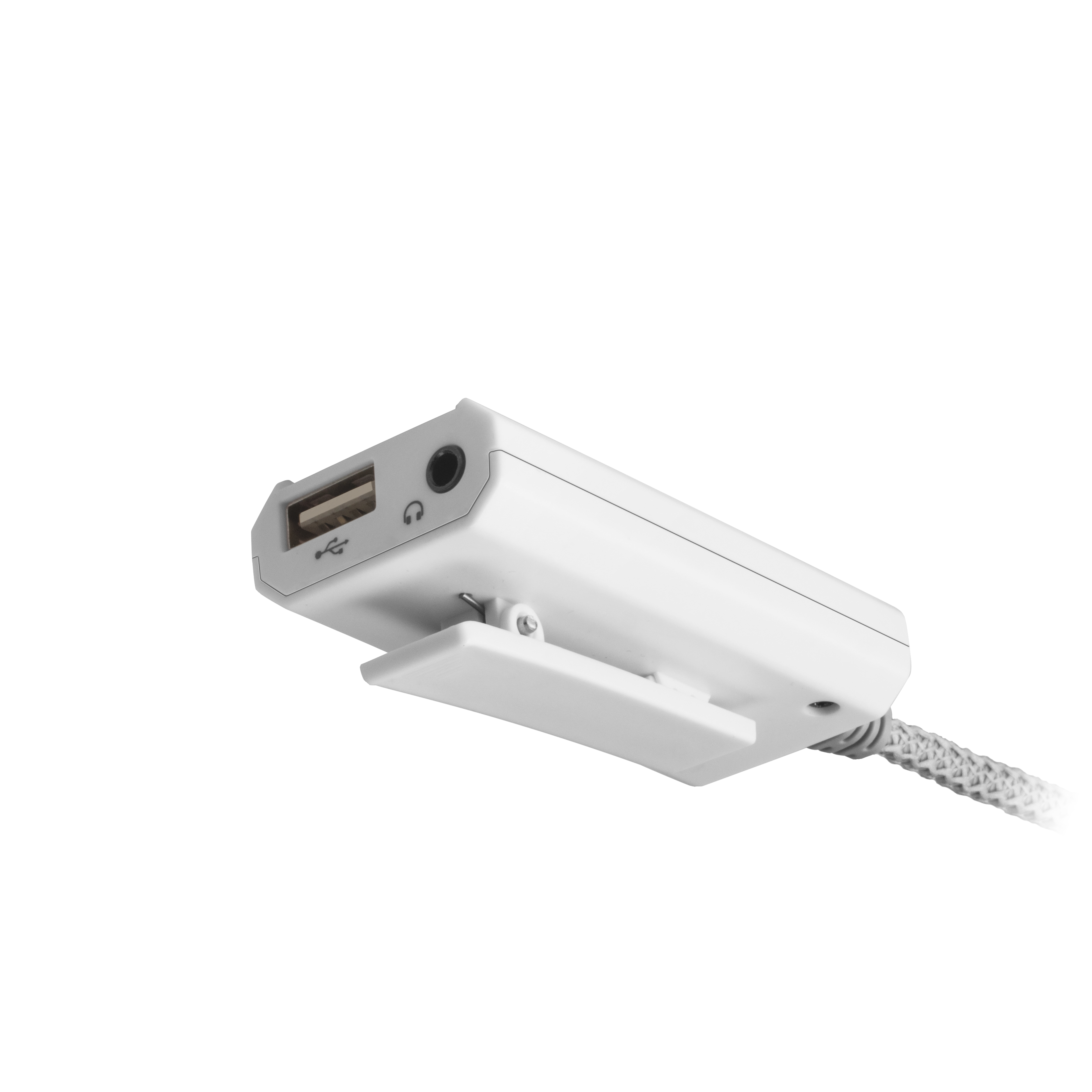 Primer plano de un adaptador de audio USB blanco con un puerto USB, una toma de auriculares y un clip.