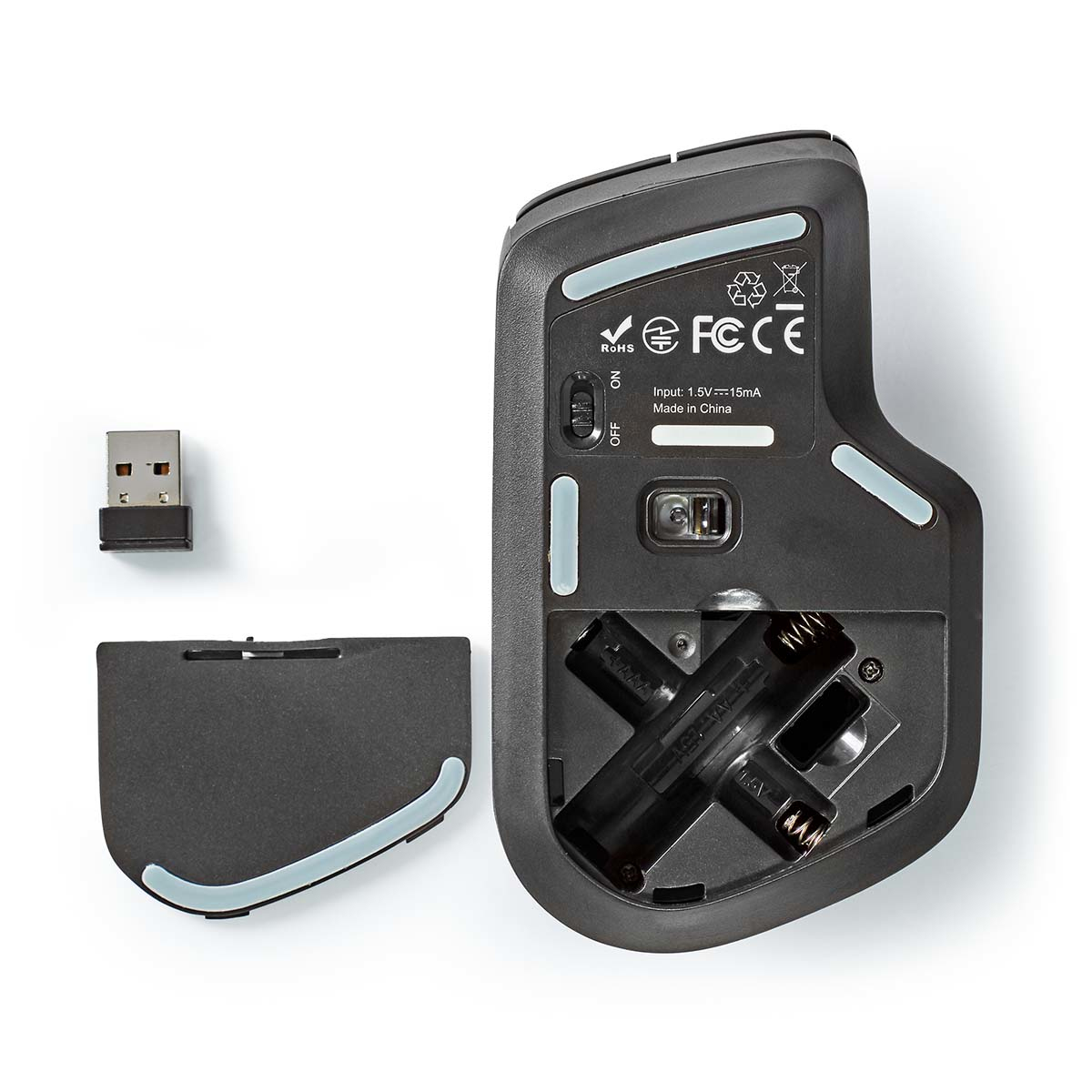 Spód czarnej myszy, z odbiornikiem USB, klapką baterii i komorą baterii.