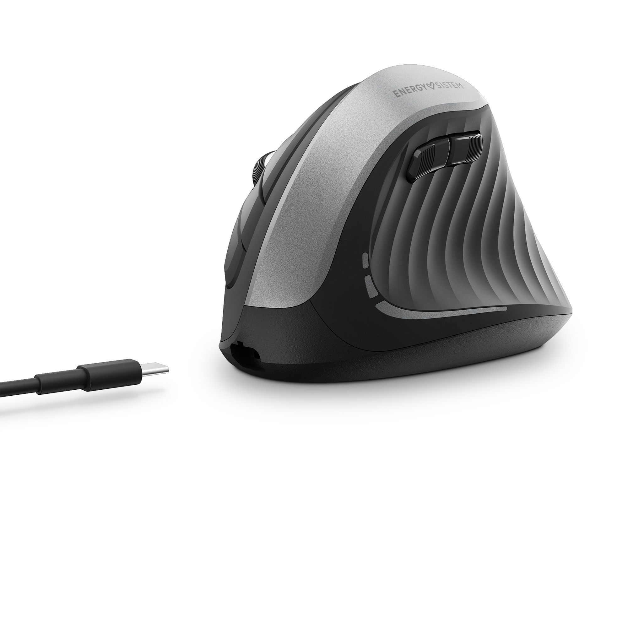 Een ergonomische zwarte en grijze muis met een oplaadkabel op een witte achtergrond.