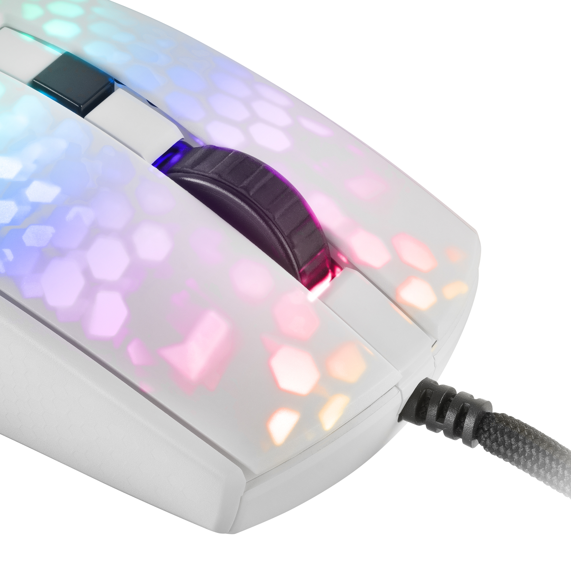 Mouse bianco con rotella nera e illuminazione RGB. Vista ravvicinata.