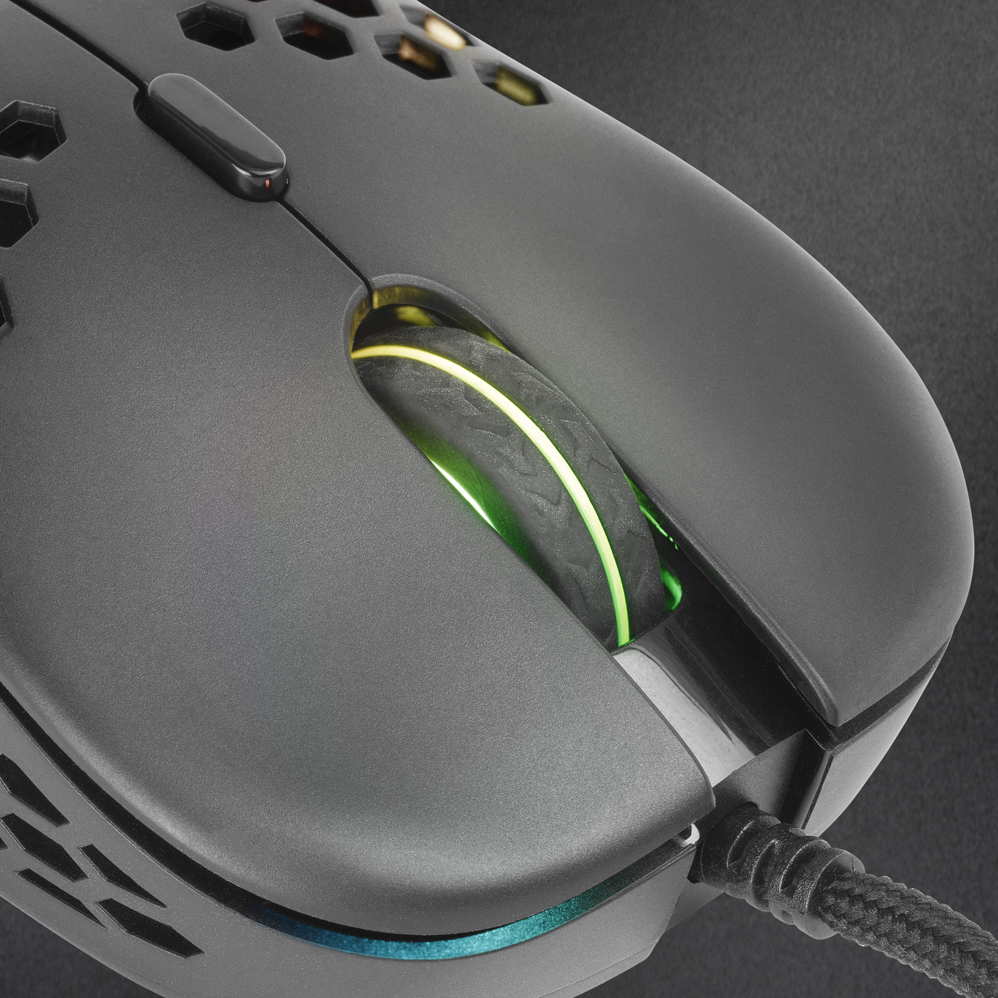Primo piano di un mouse da gioco. Mostra la rotellina con una luce verde e gialla.