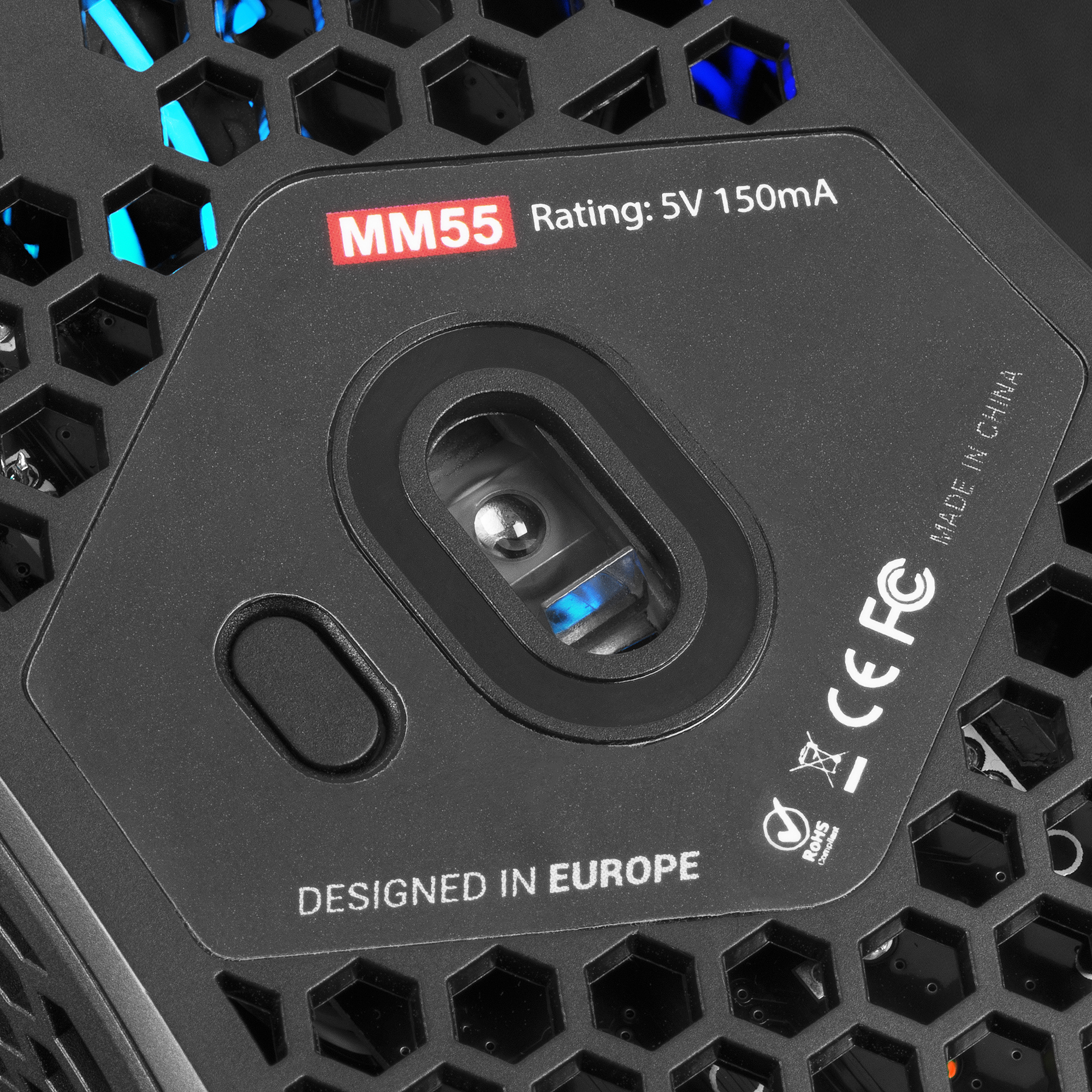 Il lato inferiore di un mouse nero con etichetta rossa MM55 e luci blu.