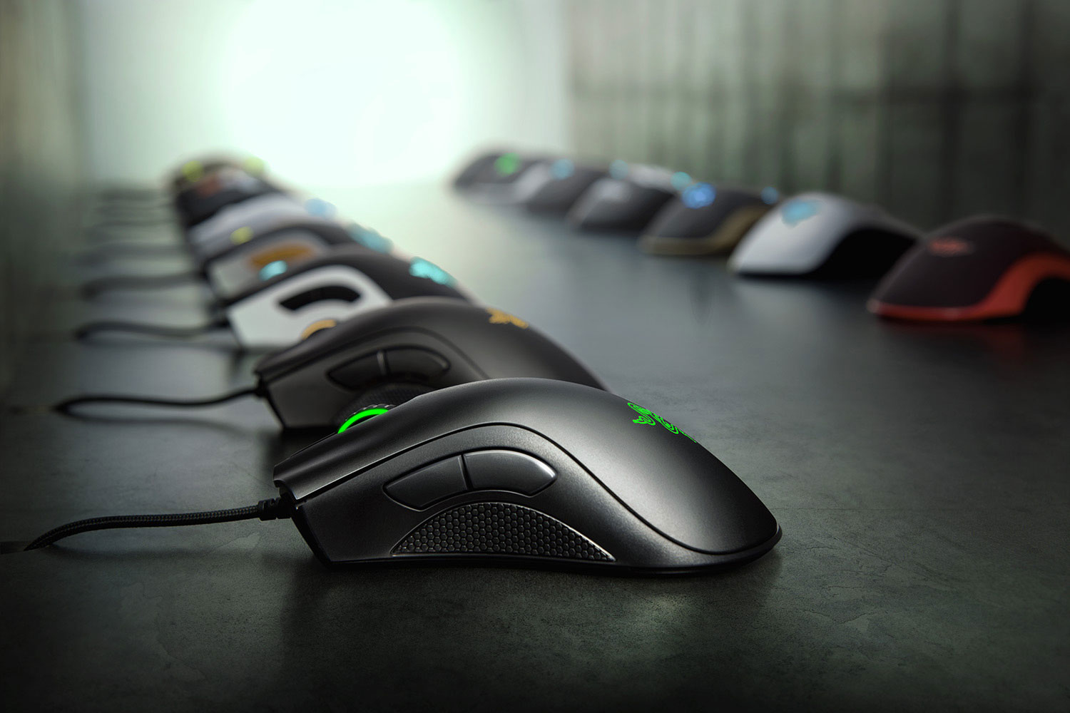 Gaming-Mäuse in einer Reihe, verschiedene Farben und Designs. Razer-Logo vorne sichtbar.