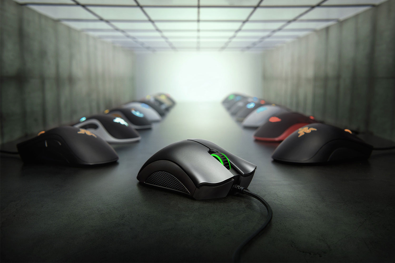Gaming-Mäuse in einem Korridor aufgereiht, eine hervorgehoben. Dunkelgraue Oberfläche, Razer-Logo sichtbar.