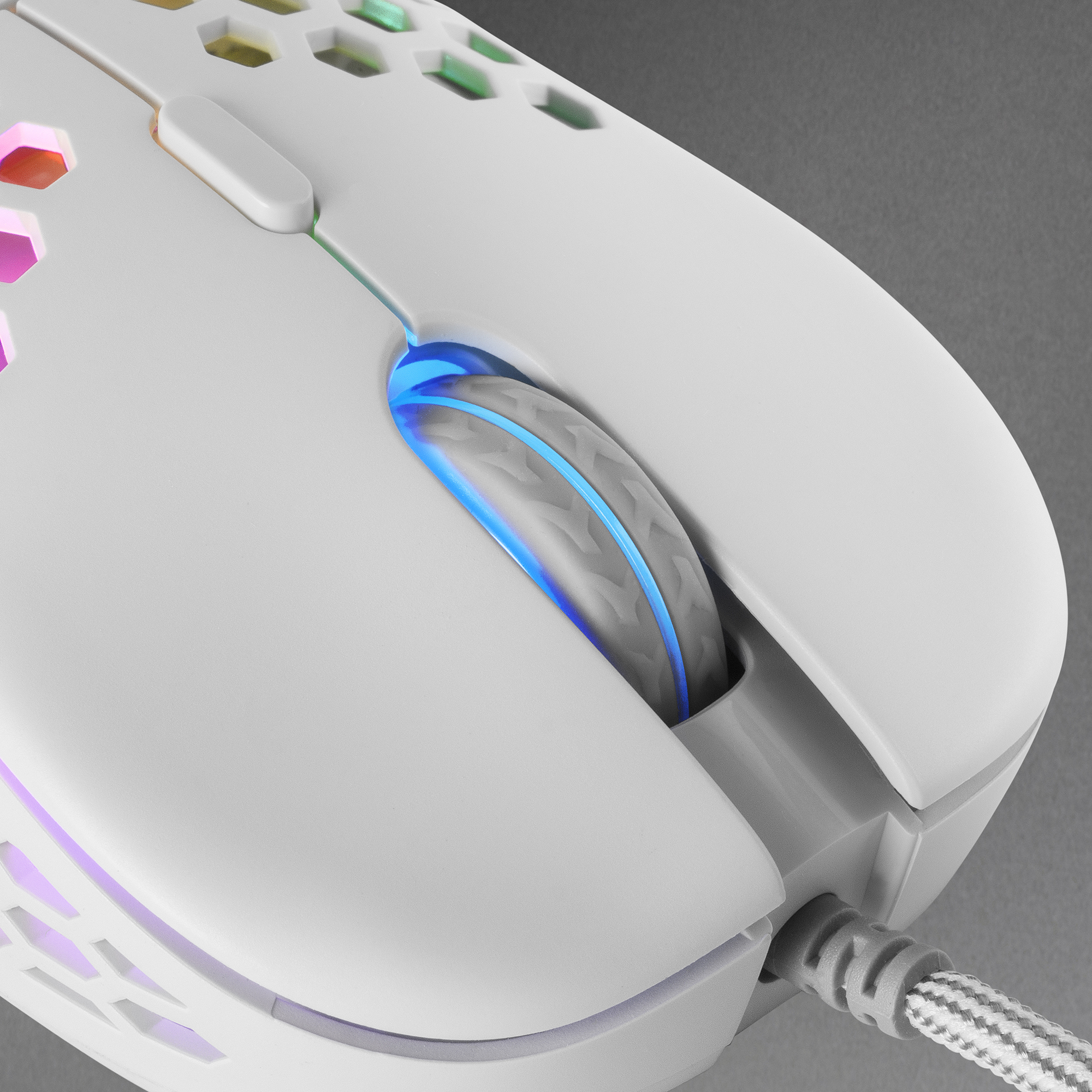 Witte gamingmuis met oplichtend blauw scrollwiel en zijknoppen. Grijze achtergrond.