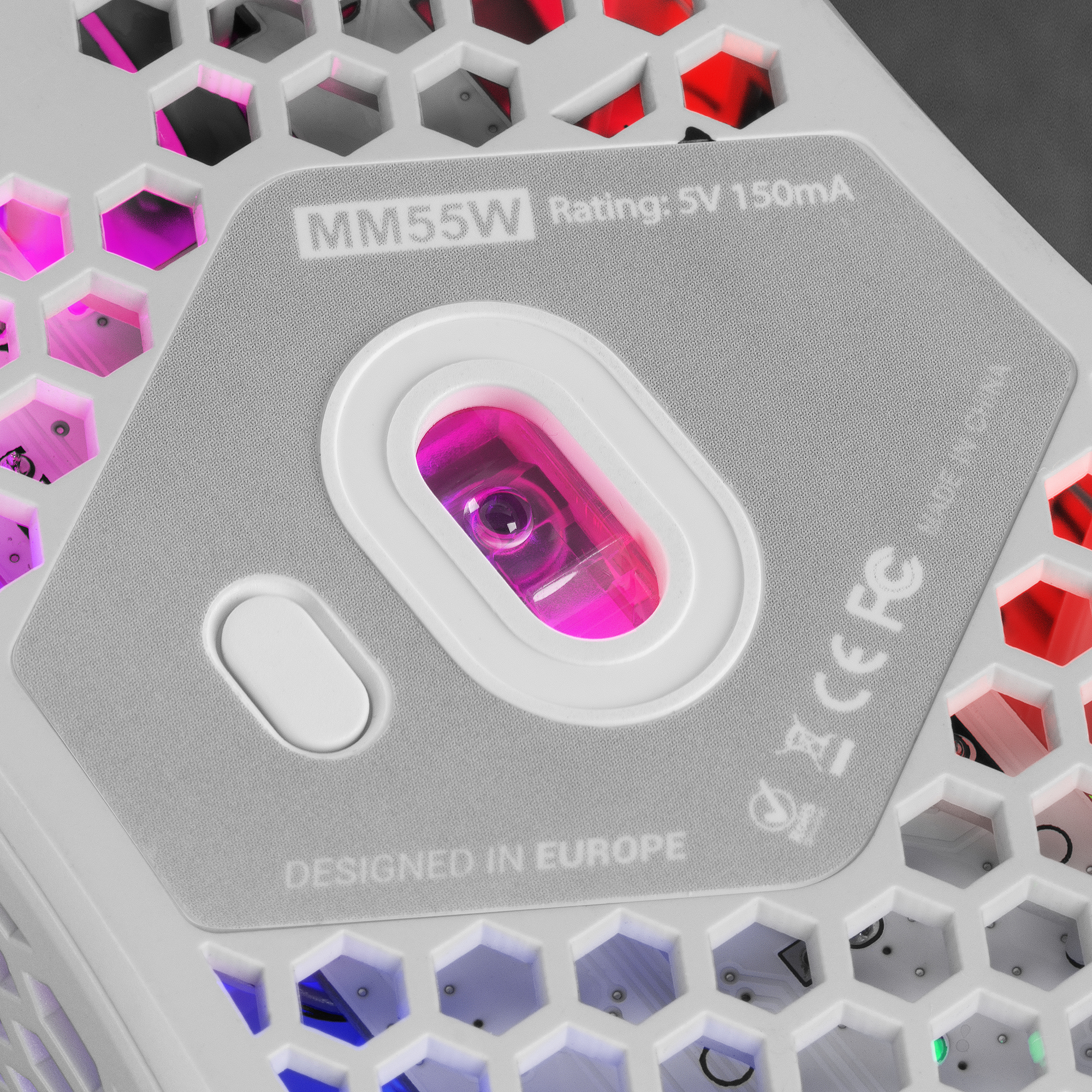 Close-up van een gaming muissensor met roze licht, op een witte achtergrond.