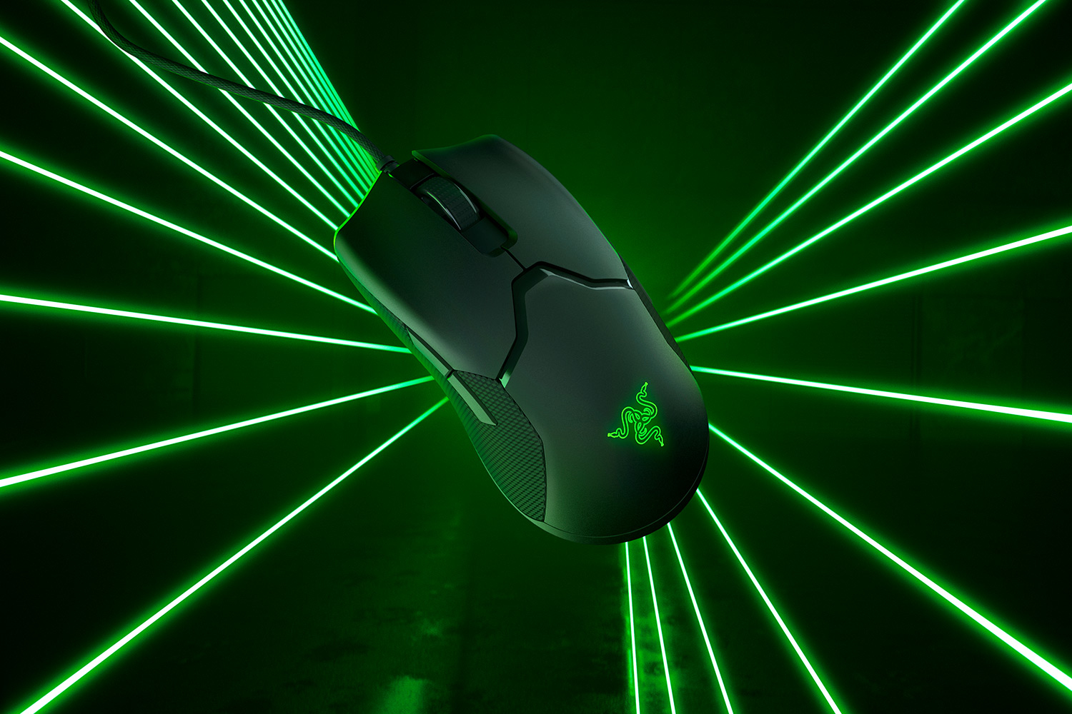 Un mouse da gioco nero con luci verdi. Lo sfondo ha linee laser verdi.