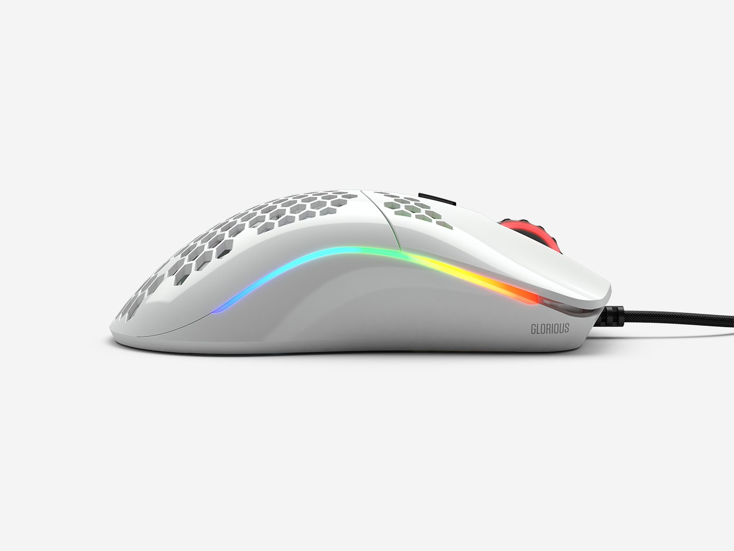Mouse da gioco bianco. Cavo nero. Design esagonale. Pulsante rosso, luci RGB. Sfondo bianco.