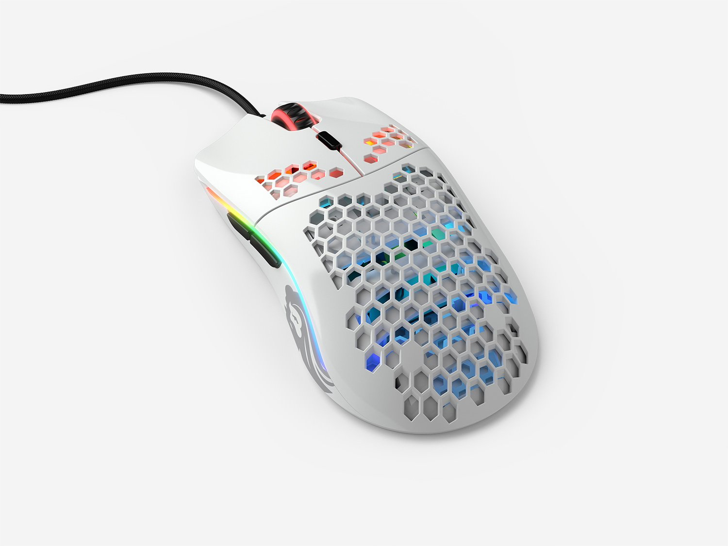 Un mouse da gaming bianco con illuminazione RGB, design a nido d'ape e cavo visibile. Sfondo bianco.