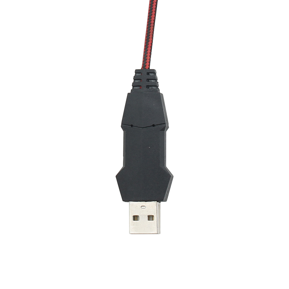 Primo piano di un connettore USB. Ha un involucro nero e un cavo rosso e nero.