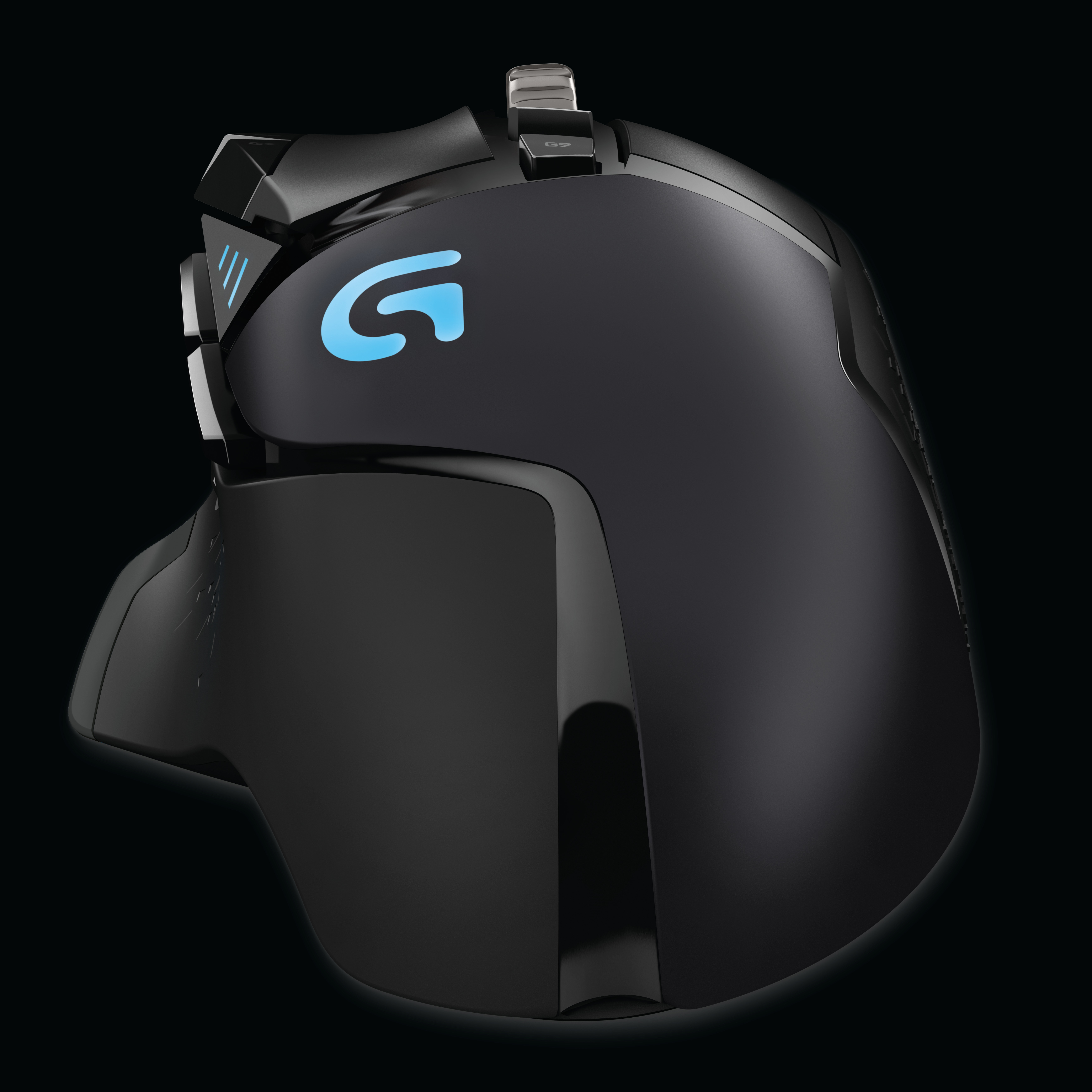 Schwarze Gaming-Maus mit blauen Akzenten, Seitenansicht. Mit mehreren Tasten und Logo.