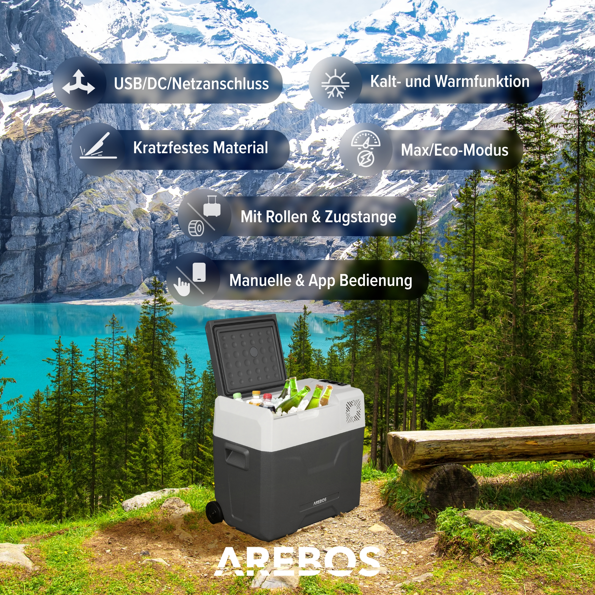 Eine schwarz-graue Kühlbox mit offenem Deckel, eingebettet in eine Berg- und Waldlandschaft. Das AREBOS-Logo ist sichtbar.
