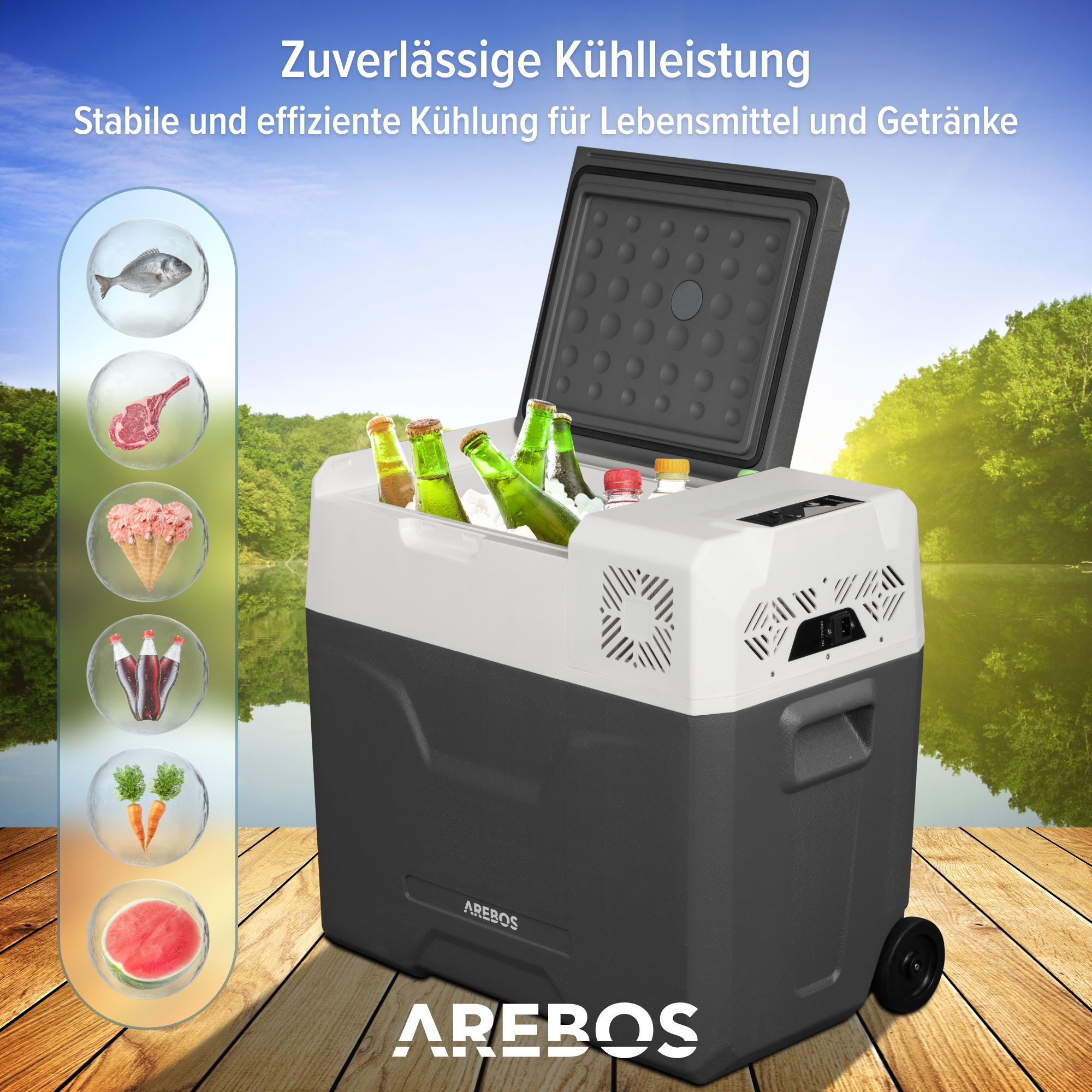 Tragbarer Kühlschrank mit Essenssymbolen. Flaschen innen, offener Deckel. Grüne Landschaft mit See im Hintergrund.
