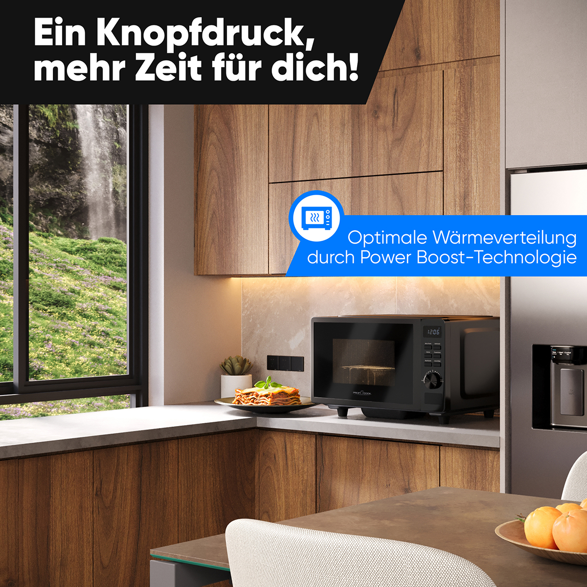 Czarna kuchenka mikrofalowa na blacie kuchennym z jedzeniem. Tło pokazuje drewniane szafki i okno.