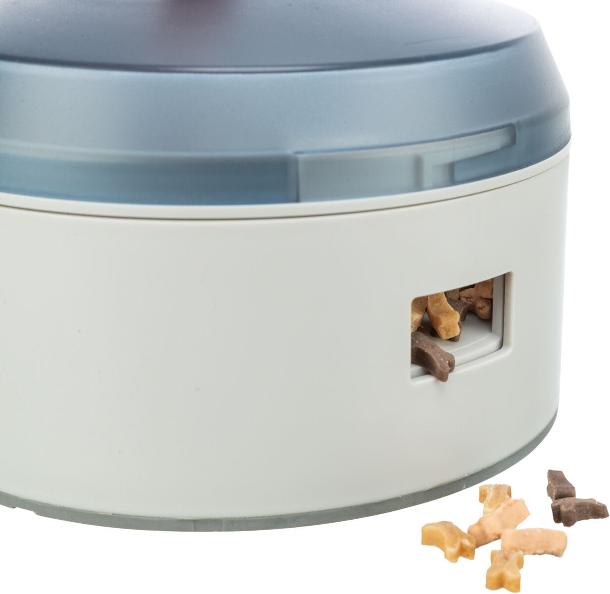 Dozownik karmy dla zwierząt ze widocznymi kawałkami jedzenia, na białym tle.