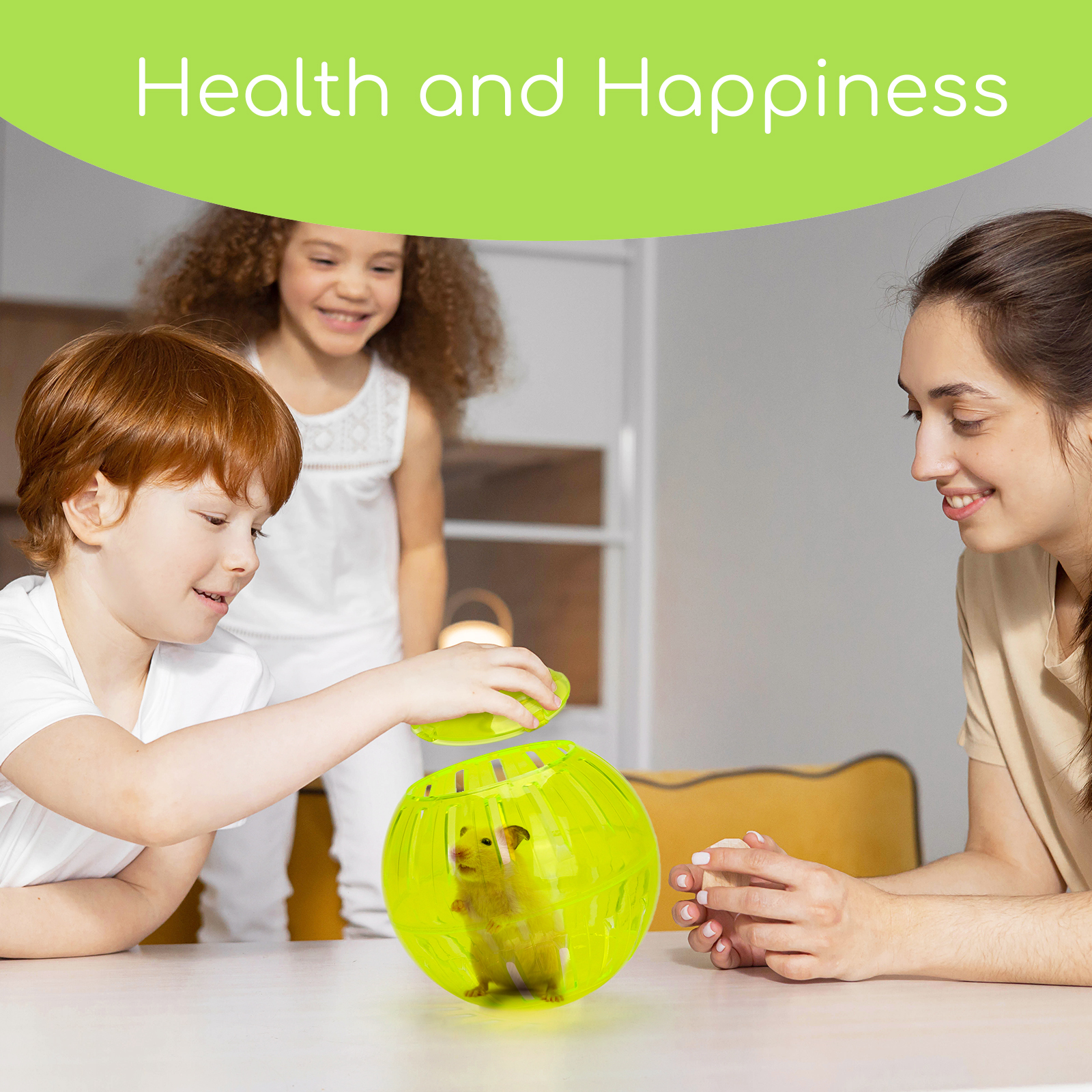 Niños con un hámster en una bola verde. Una mujer sonríe. Se muestran las palabras Salud y Felicidad.