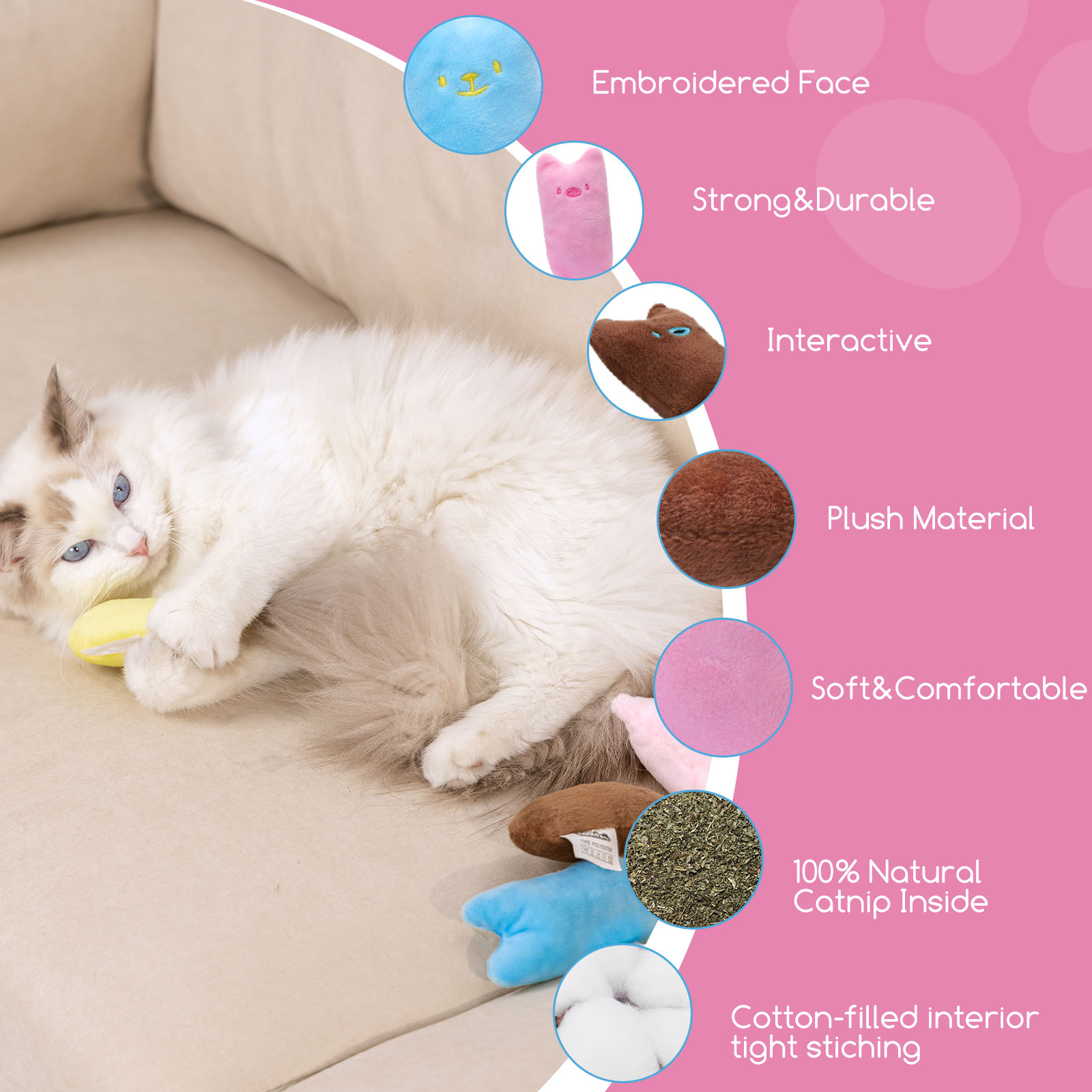Gato tumbado en un sofá con juguetes alrededor. Los juguetes tienen detalles. Fondo rosa.